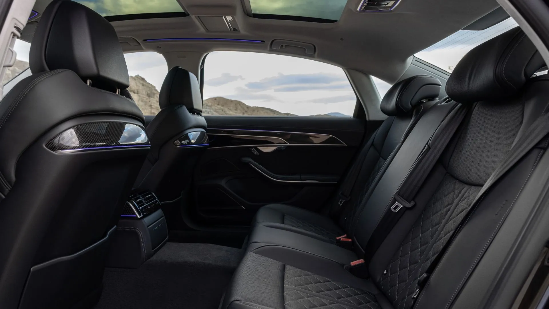 Nội thất Audi A8: Khoang sau sang trọng và tiện nghi của Audi S8 2022 với ghế da cao cấp.