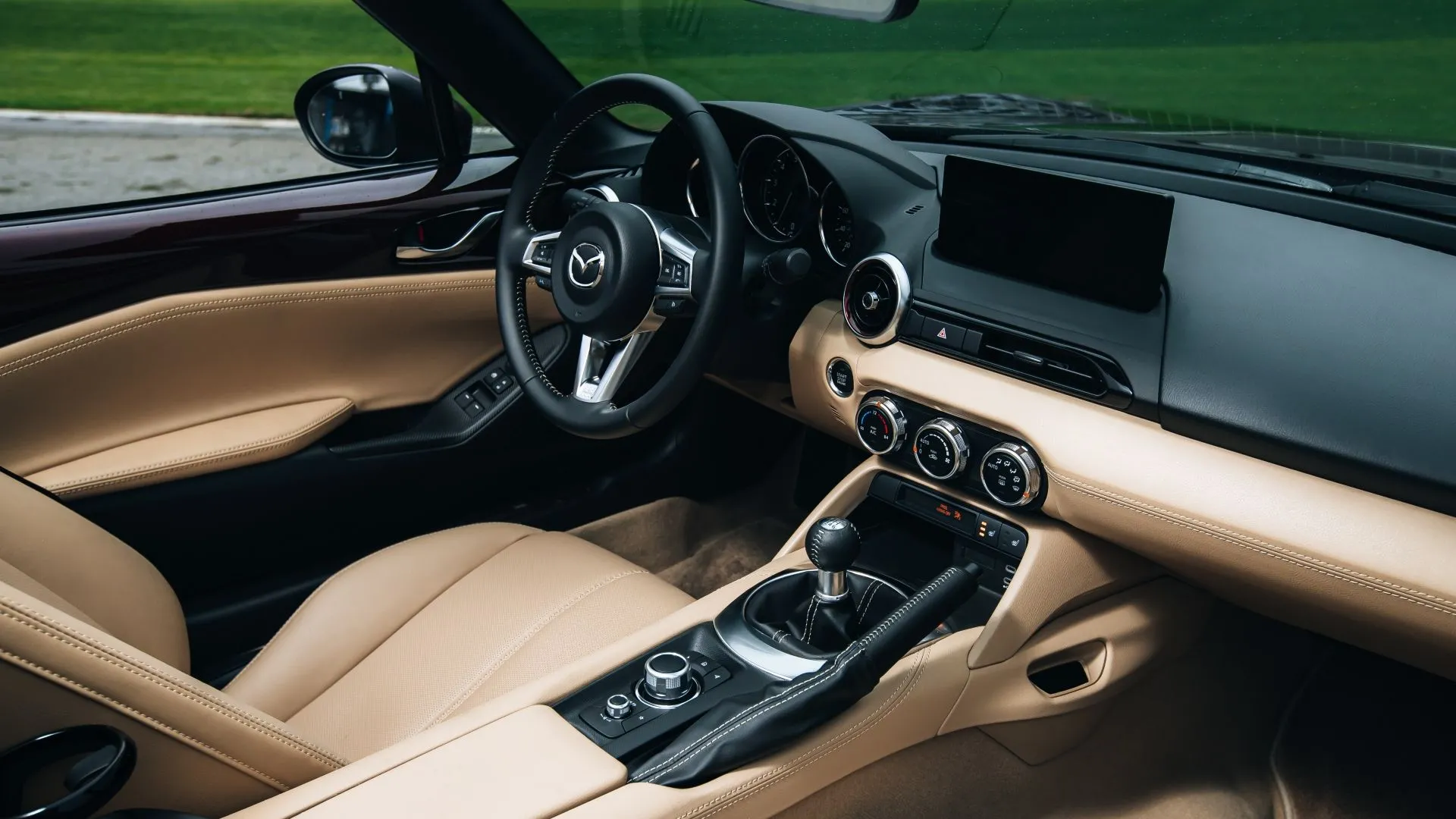 Nội thất bảng điều khiển Mazda MX-5 Miata 2025 với màn hình 8.8 inch
