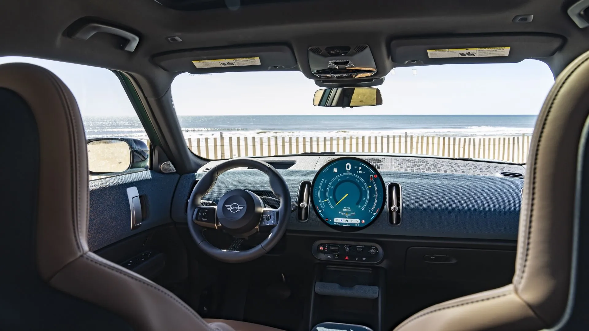 Nội thất bảng điều khiển trung tâm của Mini Countryman 2025 với màn hình OLED tròn độc đáo và các chi tiết vải cá tính.