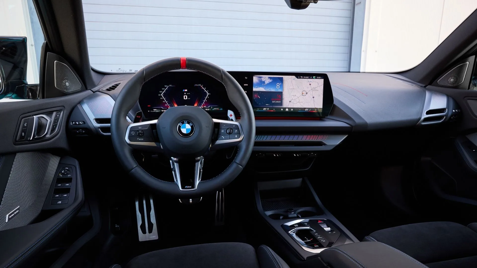 Nội thất BMW 2-Series Gran Coupe 2025 với màn hình kép hiển thị thông tin và giải trí hiện đại.