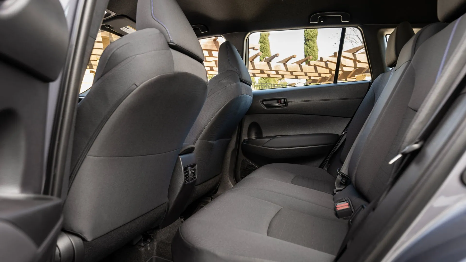 Nội thất hàng ghế sau của Toyota Corolla Cross Hybrid S 2023 màu xám celestite, cho thấy không gian rộng rãi và tiện nghi cho hành khách