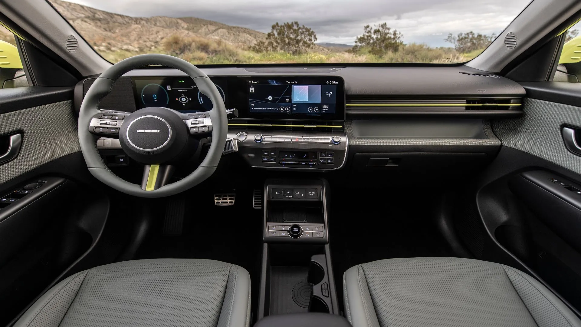 Nội thất hiện đại của Hyundai Kona Electric 2025 với màn hình kép 12.3 inch tích hợp công nghệ cao cấp và hỗ trợ Apple CarPlay.