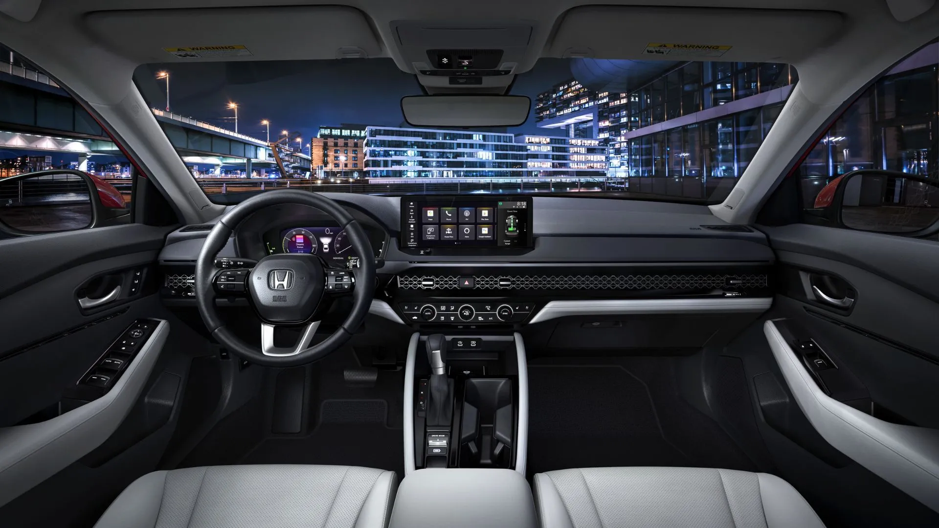 Nội thất khoang lái Honda Accord 2023 với ghế trước bọc da, vô lăng đa chức năng và màn hình thông tin giải trí trung tâm