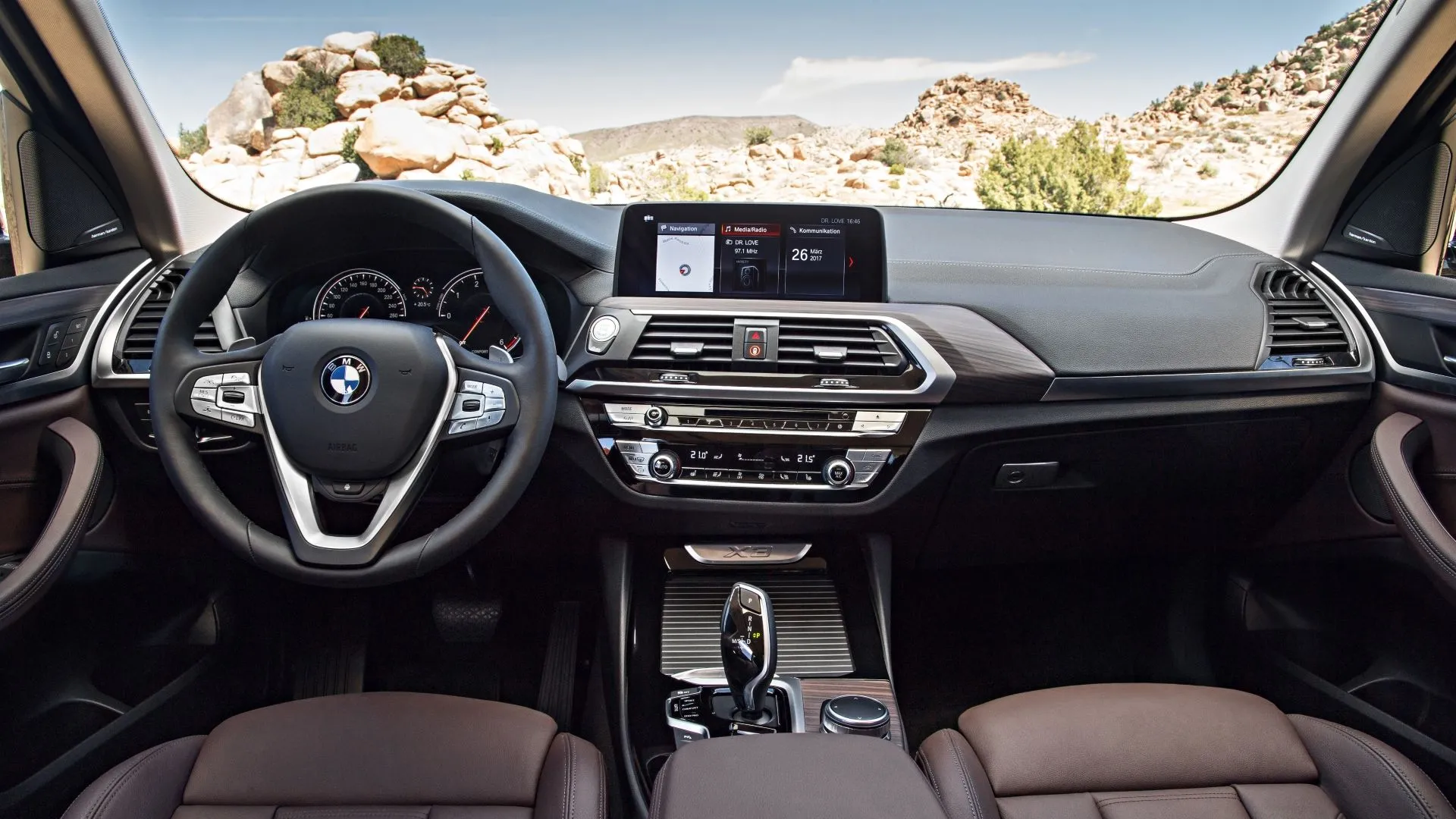 Nội thất khoang lái sang trọng của BMW X3 2020 với màn hình thông tin giải trí lớn và các vật liệu cao cấp