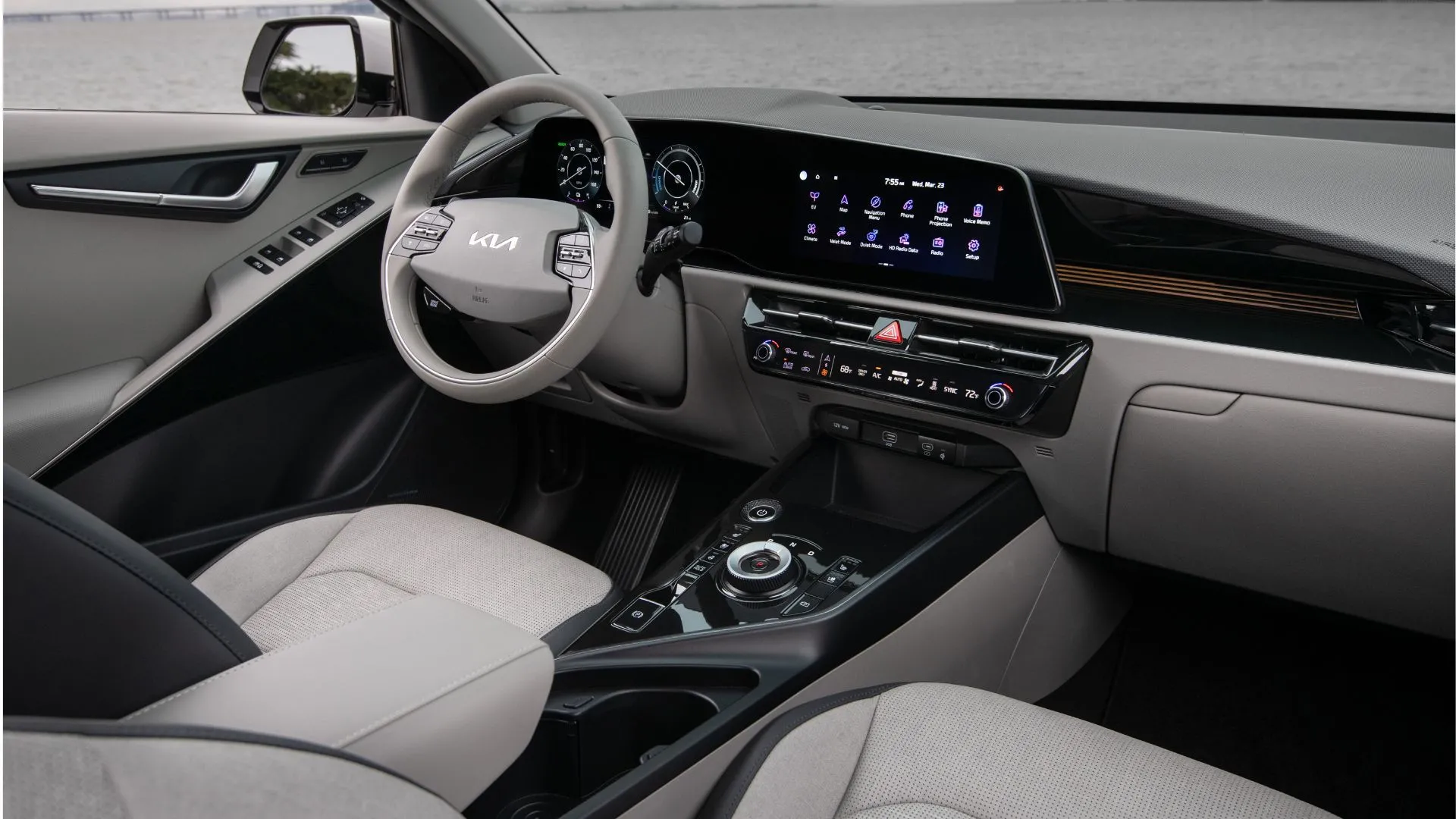 Nội thất Kia Niro EV 2025 với ghế trước, vô lăng và màn hình kép 10.25 inch, tích hợp công nghệ an toàn và giải trí tiện nghi.