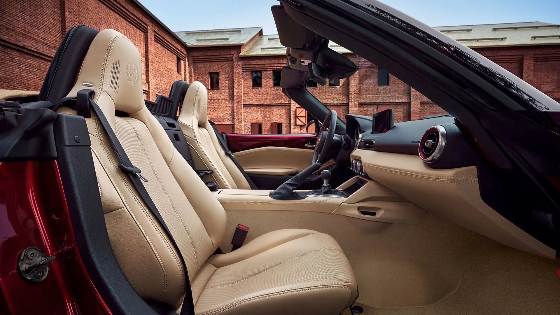 Nội thất Mazda MX-5 phiên bản kỷ niệm 35 năm với ghế da cao cấp màu kem