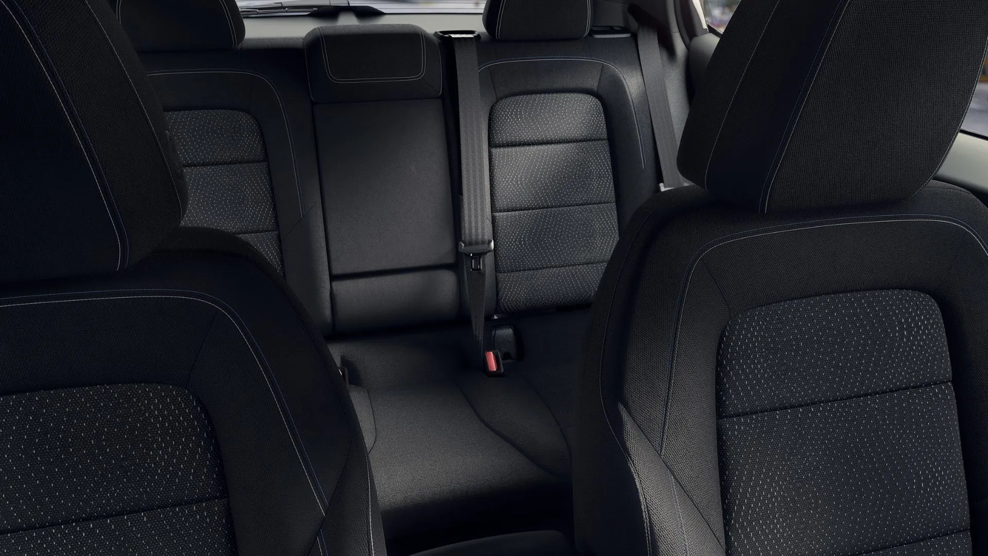 Nội thất sang trọng và công nghệ cao cấp bên trong cabin Chevrolet Equinox EV 2025, với màn hình lớn và ghế ngồi thoải mái.