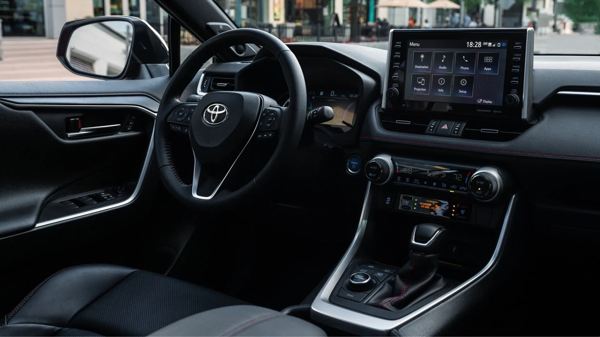 Nội thất thể thao và sang trọng của Toyota RAV4 Plug-in Hybrid XSE, với các đường chỉ đỏ tạo điểm nhấn.