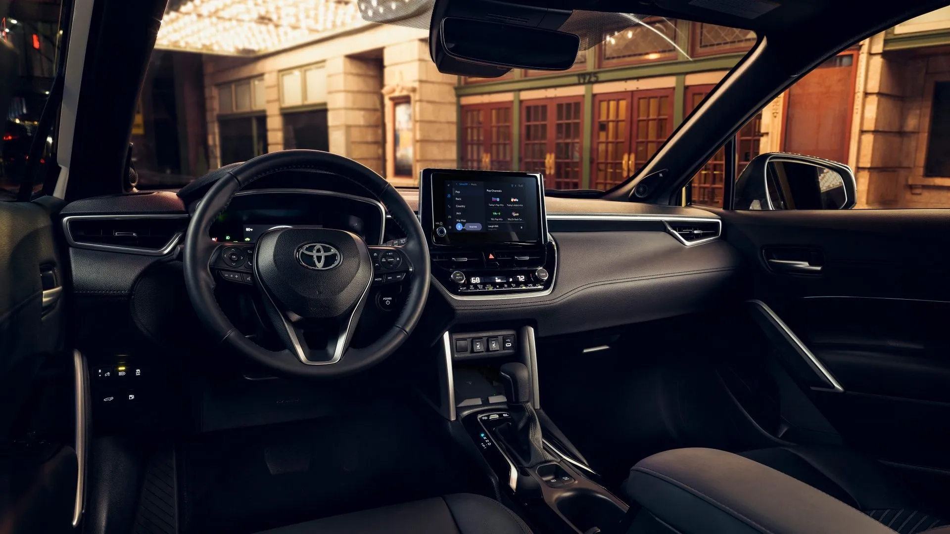Nội thất Toyota Corolla Cross Hybrid 2025 với bảng điều khiển hiện đại.