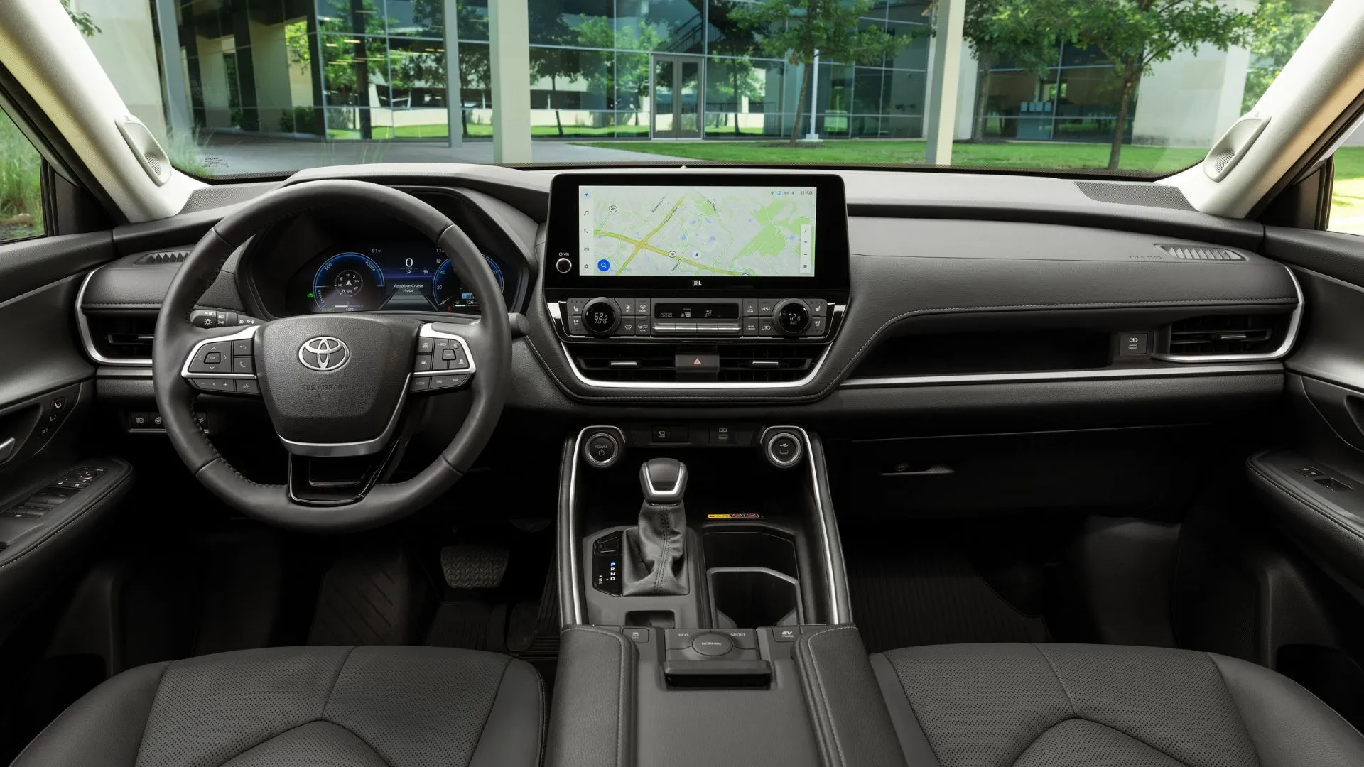 Nội thất Toyota Grand Highlander Hybrid 2025 với màn hình giải trí và vô lăng.