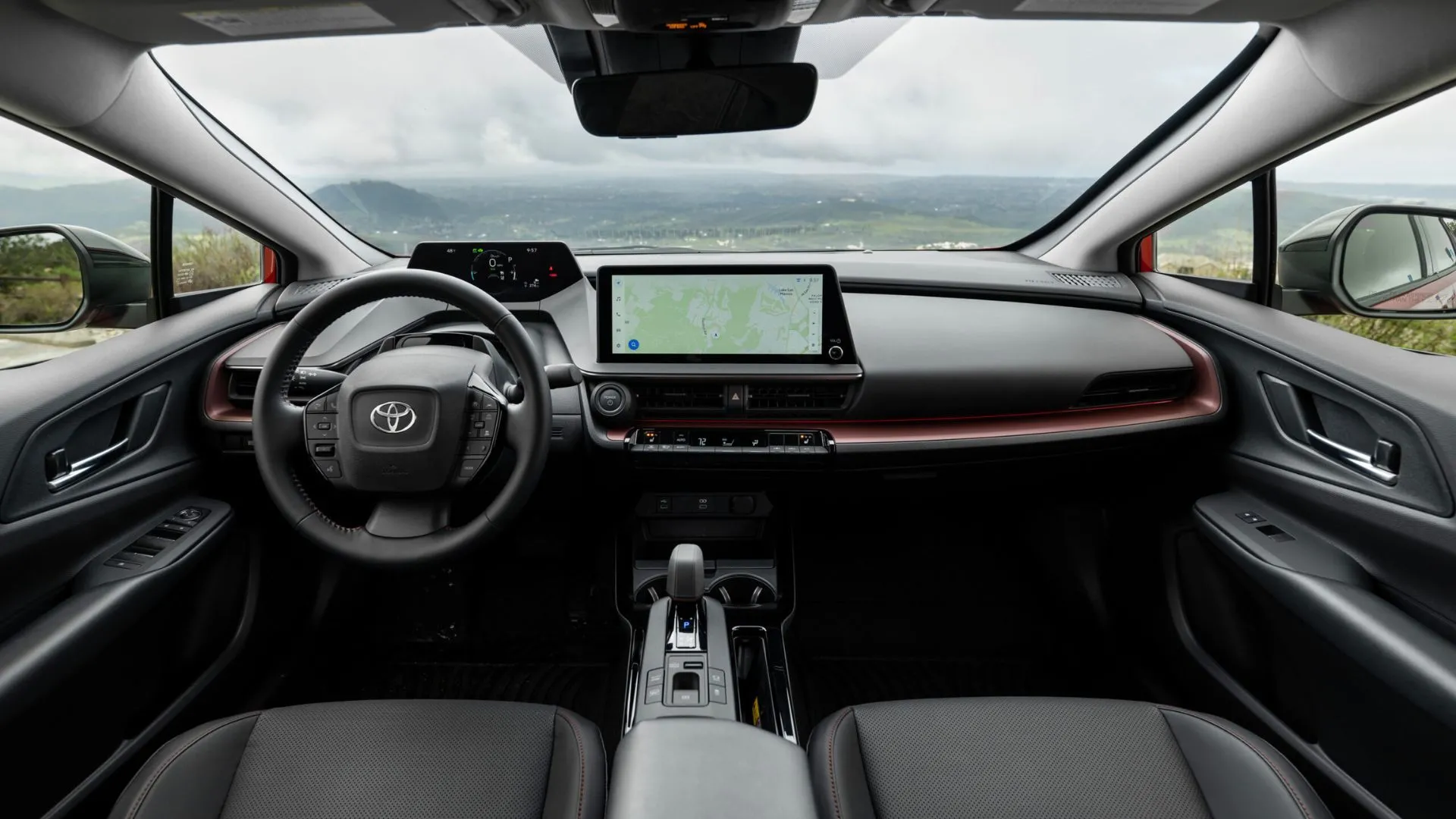Nội thất Toyota Prius PHEV XSE 2025 với tông đỏ, bảng điều khiển và màn hình.