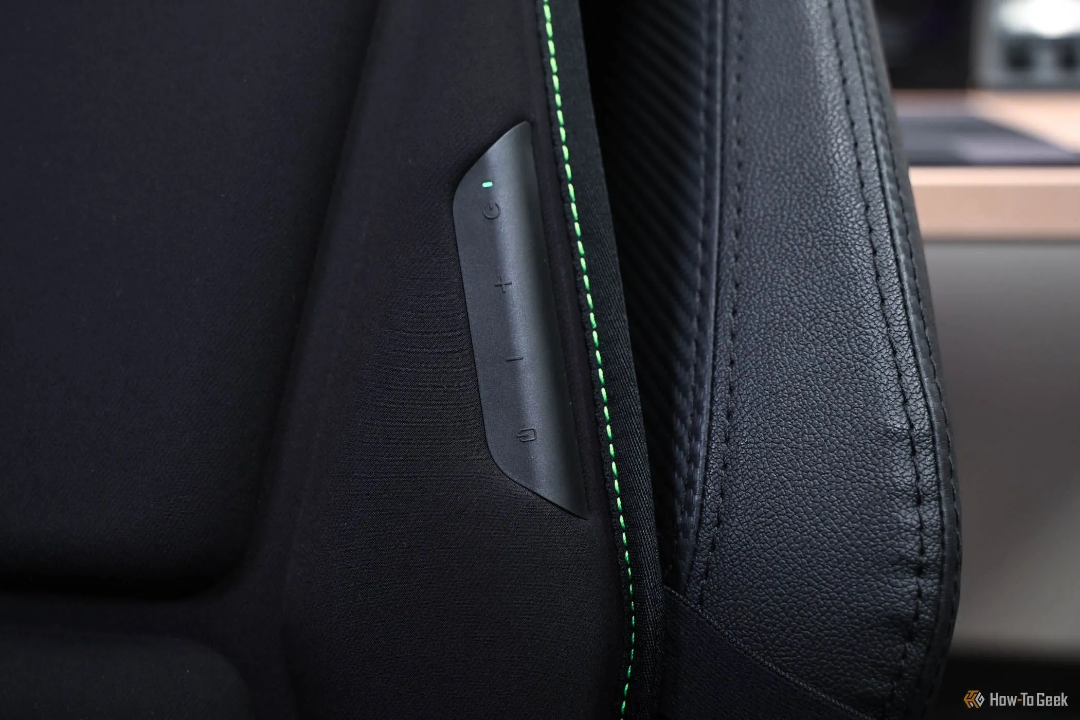 Nút điều khiển nguồn và cường độ phản hồi xúc giác trên đệm ghế Razer Freyja