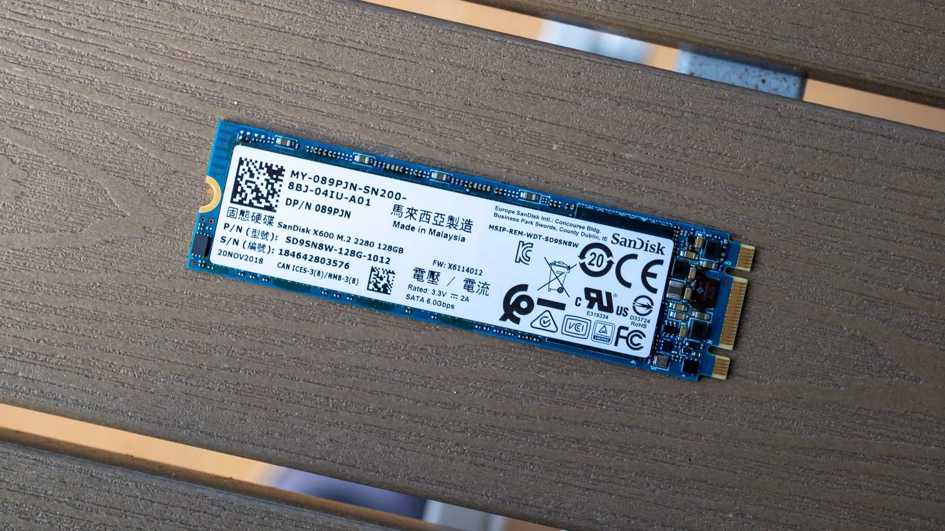 Ổ cứng SSD NVMe trên bàn, tượng trưng cho tính năng mã hóa ổ đĩa BitLocker