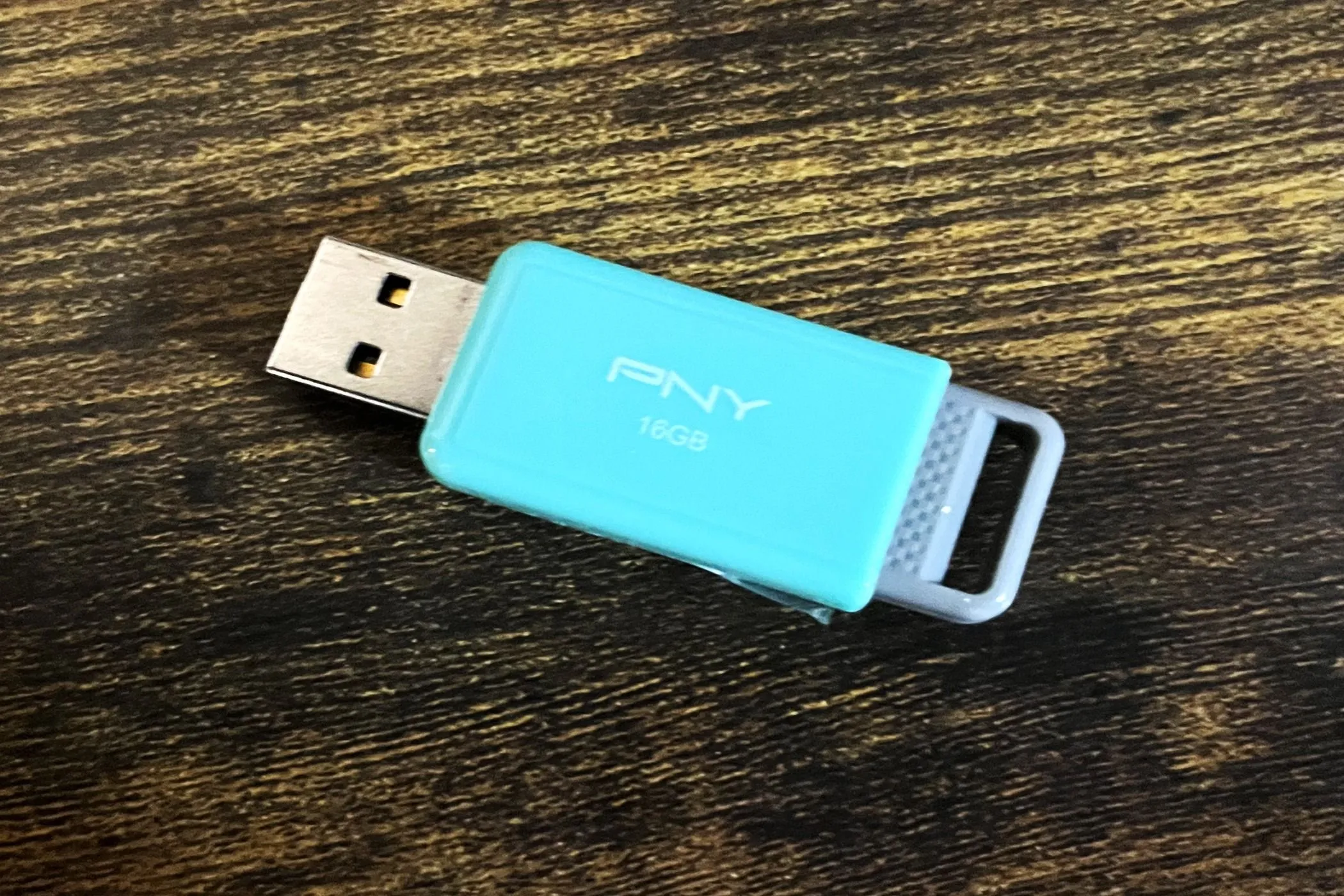 Ổ đĩa flash USB với một tệp hình ảnh Linux bootable được tải sẵn, đặt trên bề mặt màu tối