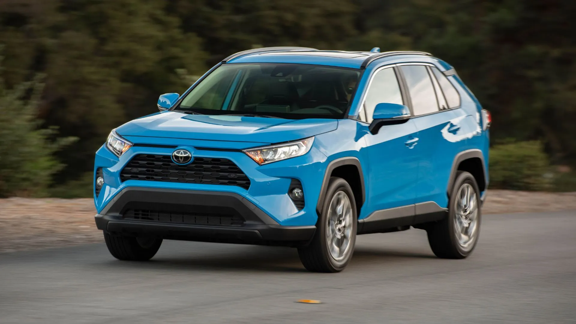 Phần đầu xe Toyota RAV4 XLE Premium 2019 màu xanh nổi bật, thể hiện thiết kế năng động và hiện đại của phiên bản được khuyến nghị.
