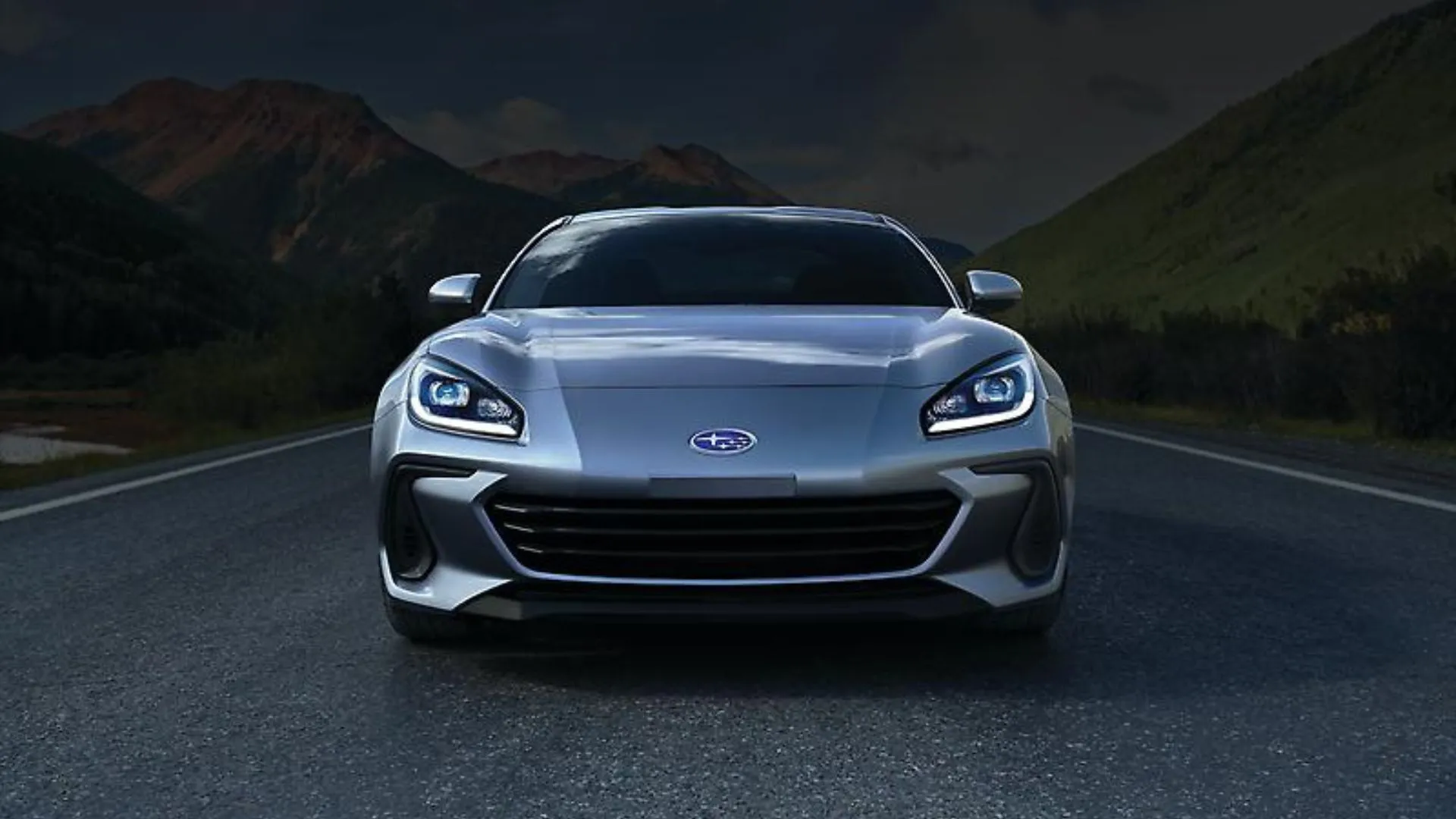 Phía trước của Subaru BRZ 2024 màu bạc đỗ trên đường, nổi bật thiết kế thể thao và tinh tế