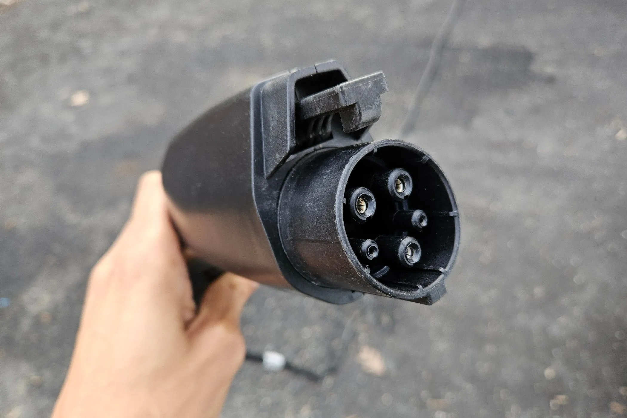 Phích cắm J1772 để sạc xe điện.