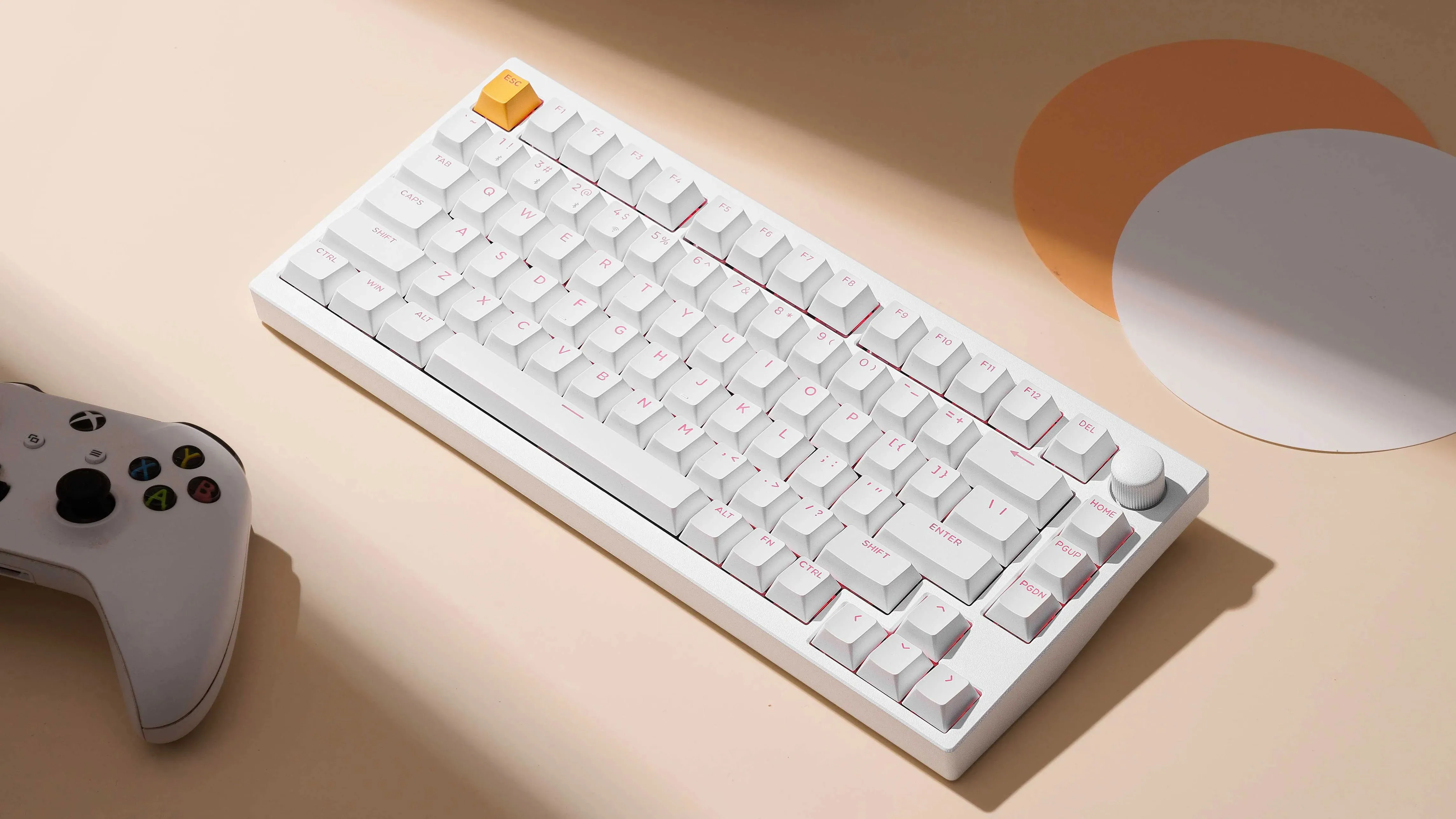 Phiên bản Keychron Lemokey P1 HE màu trắng, với keycap xuyên LED và điểm nhấn màu vàng trên phím ESC