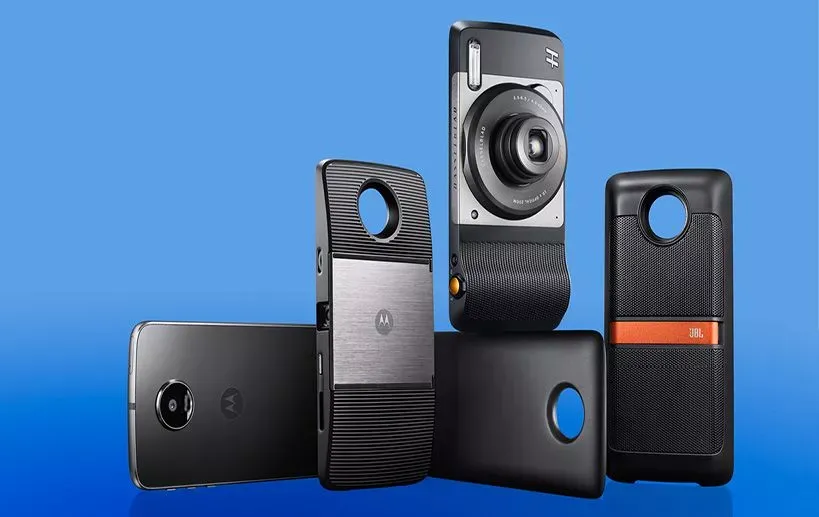 Phụ kiện Moto Mods gắn nam châm vào mặt lưng điện thoại Moto Z, thể hiện tính năng module độc đáo