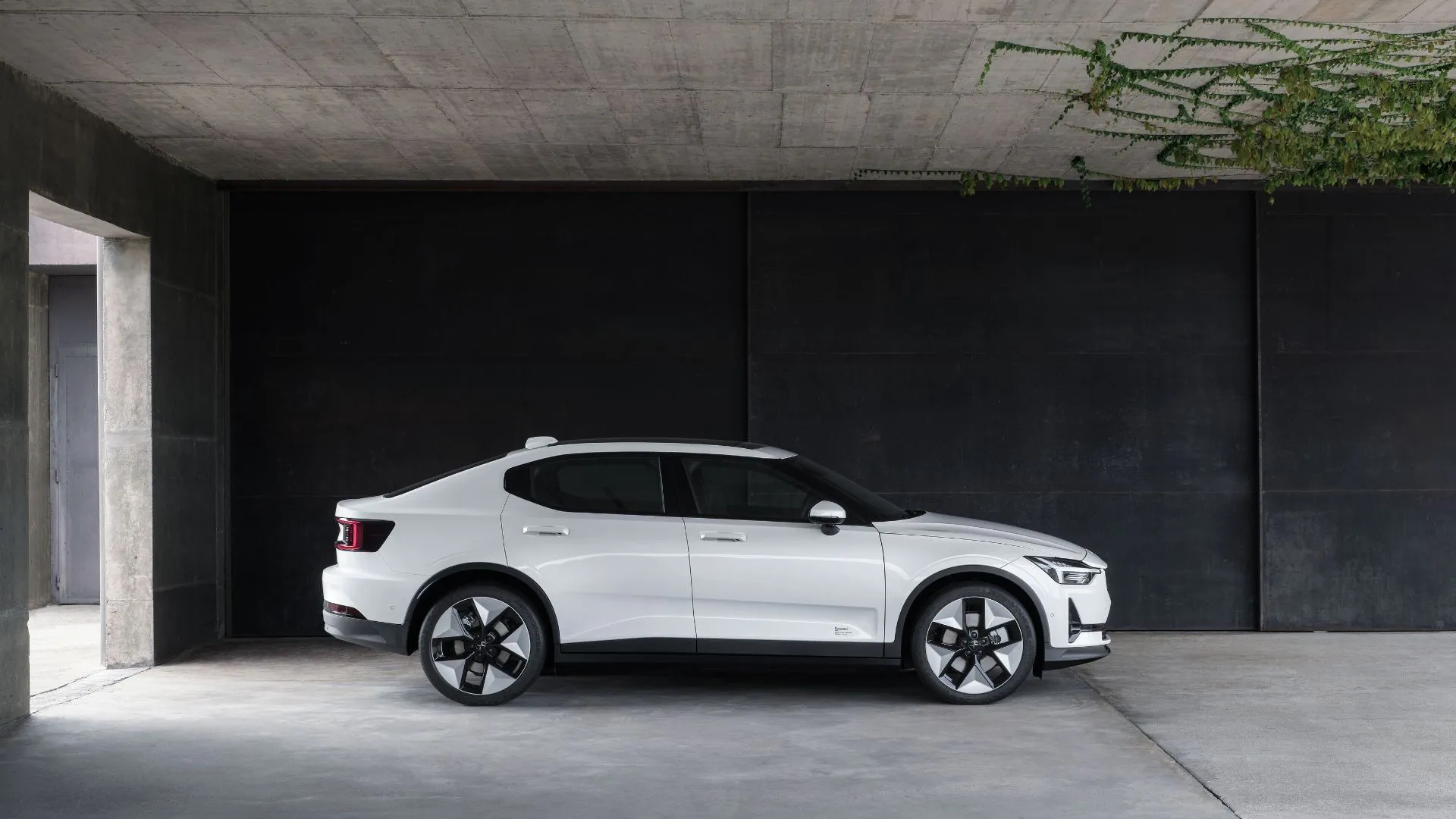 Polestar 2 2023 màu trắng đang đỗ, thể hiện thiết kế tinh tế từ Volvo