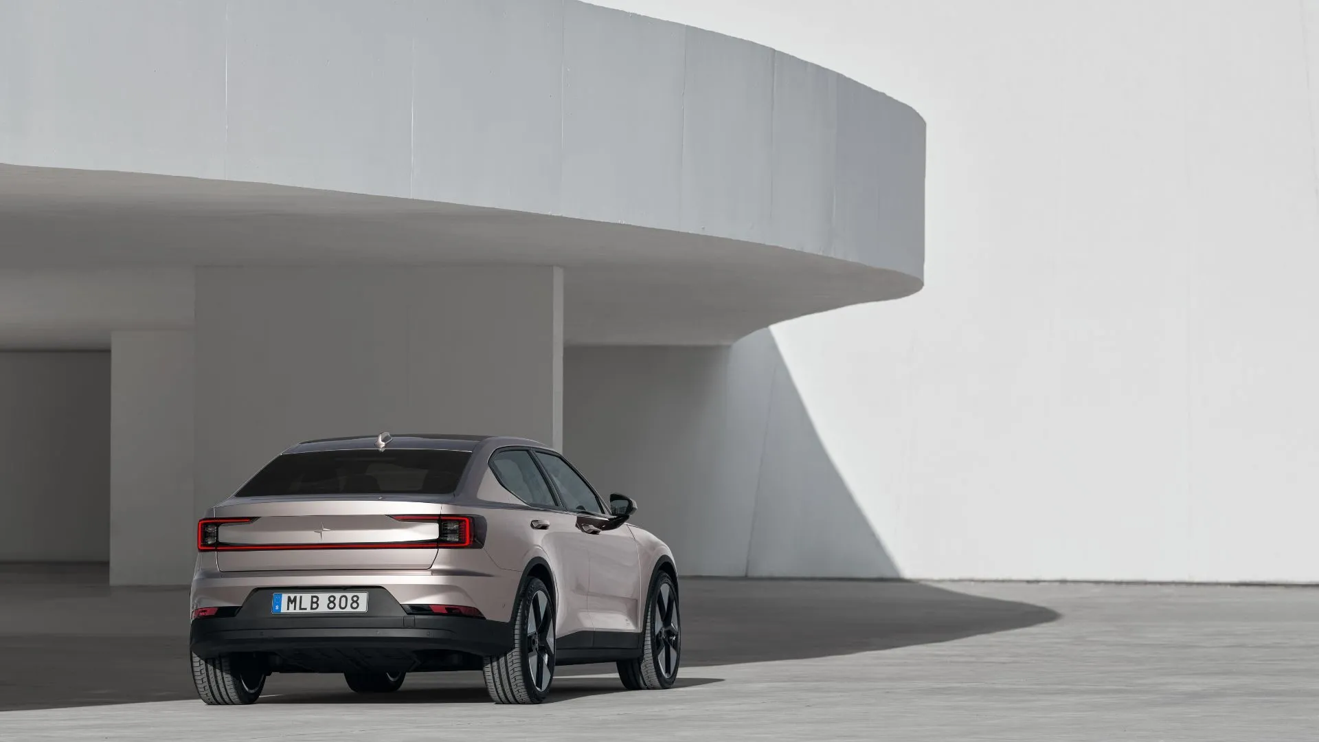 Polestar 2 2023 màu vàng đồng với thiết kế đuôi xe hiện đại