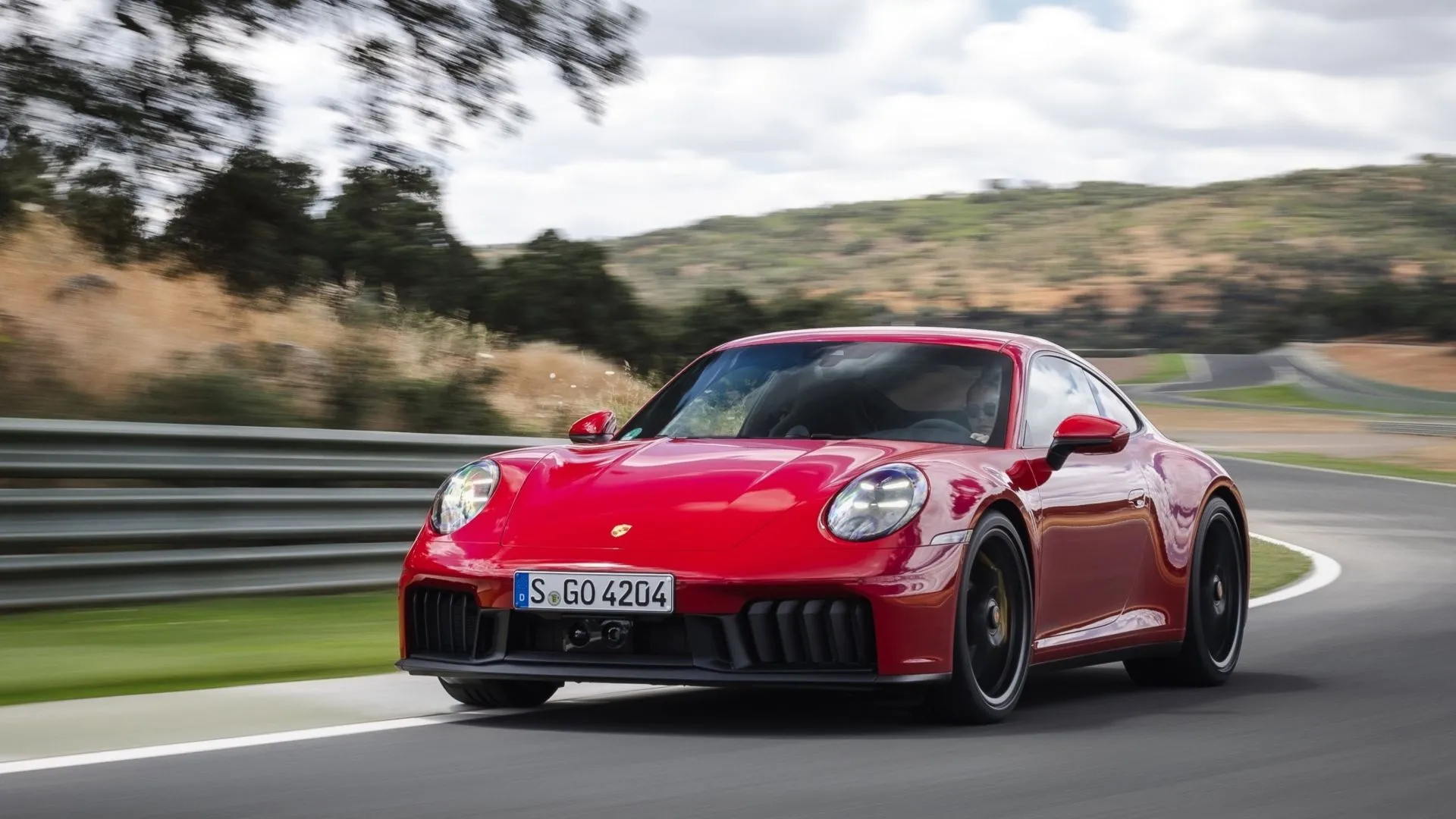 Porsche 911 Carrera 4 GTS 2025 đang chạy trên đường đua, minh họa mẫu xe thể thao biểu tượng và sự mất giá