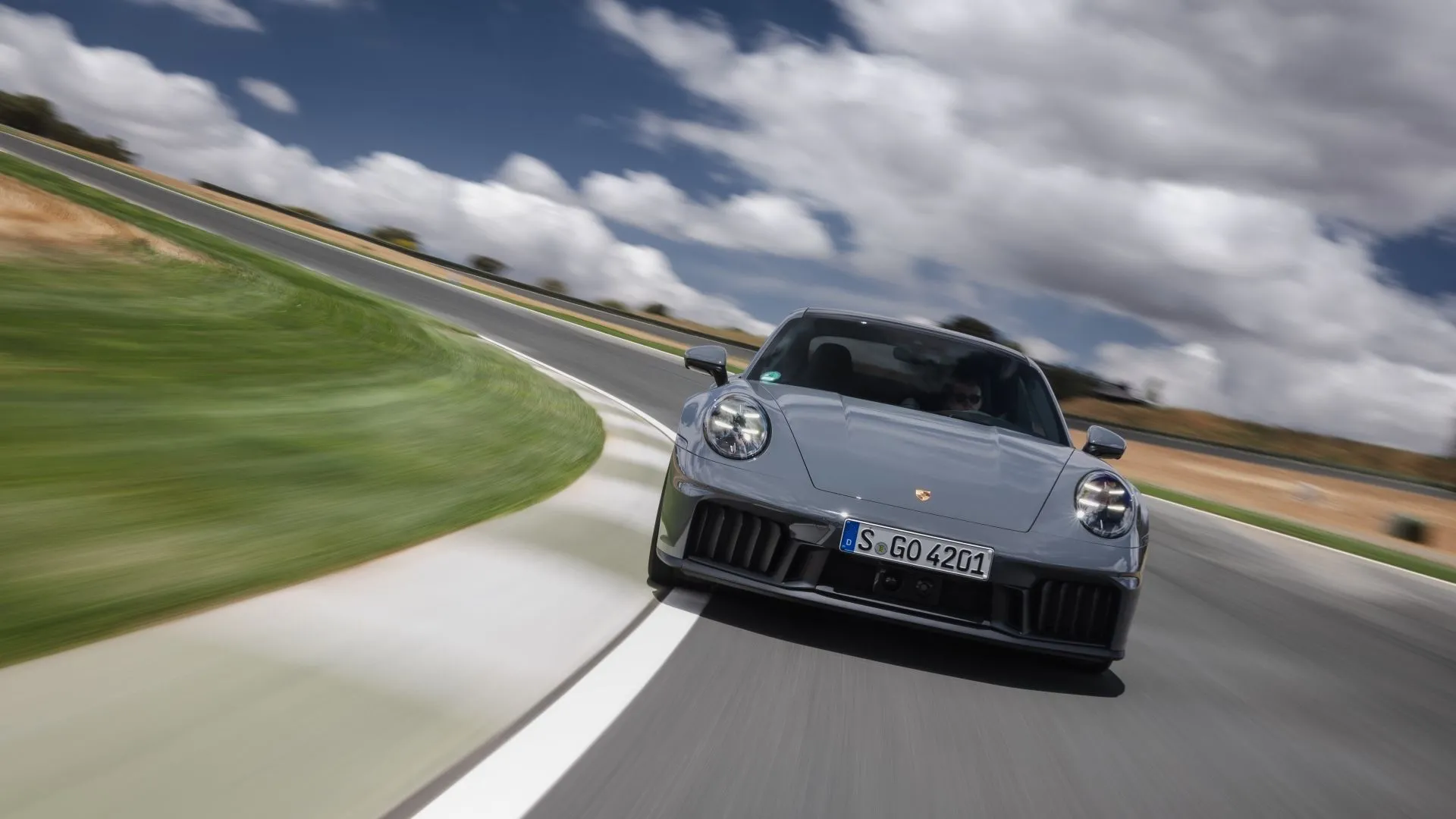 Porsche 911 Carrera GTS 2025 trên đường đua, minh chứng cho hiệu suất vượt trội và công nghệ lái đỉnh cao.