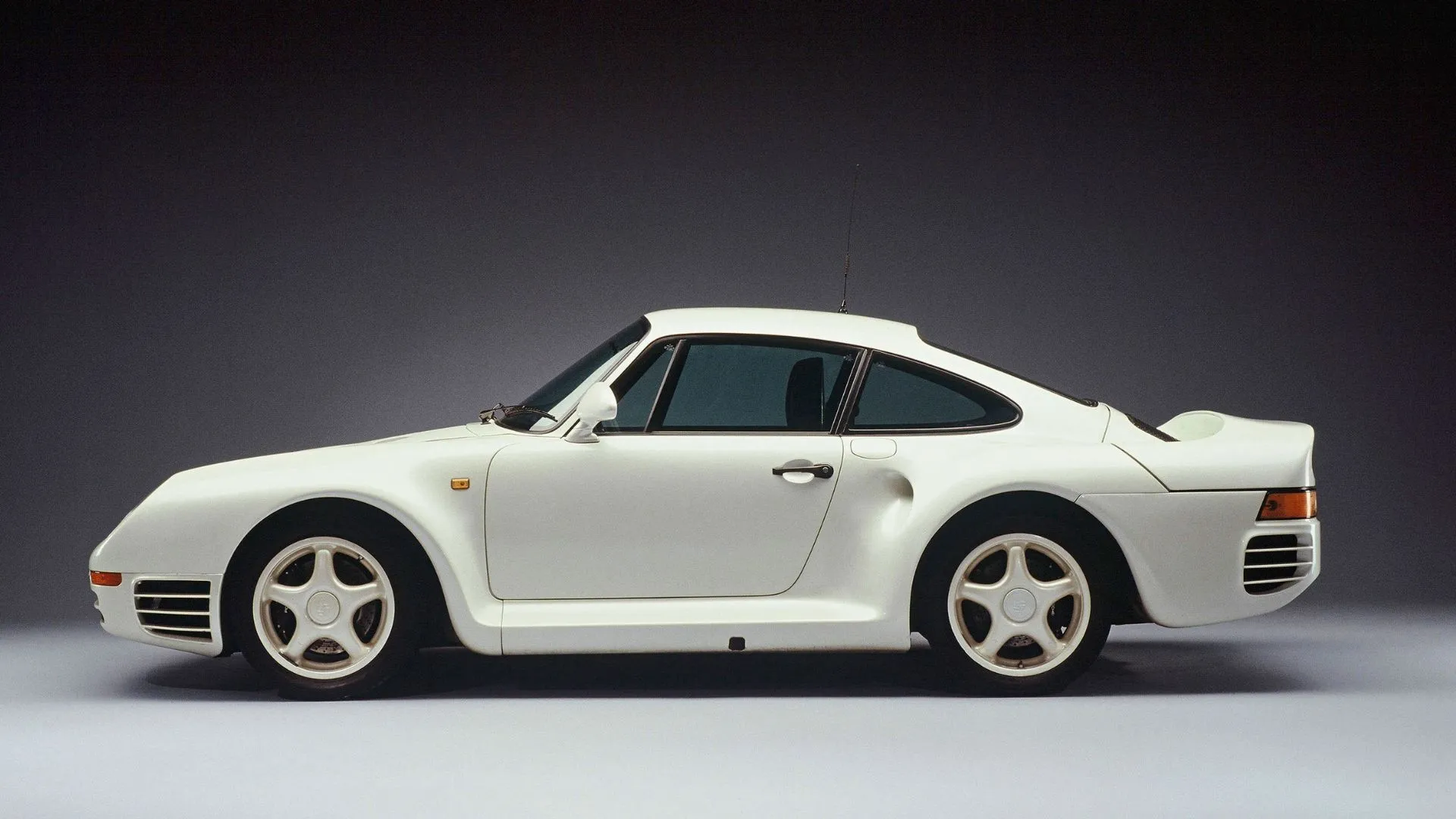 Porsche 959 đời 1985 màu trắng, siêu xe công nghệ cao với hệ dẫn động AWD tiên tiến.