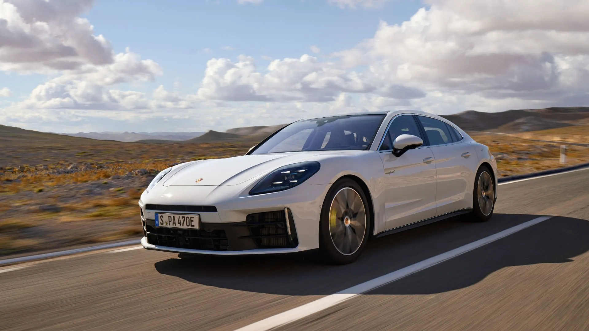 Porsche Panamera 4 E-Hybrid Executive 2026 màu trắng trên đường quê