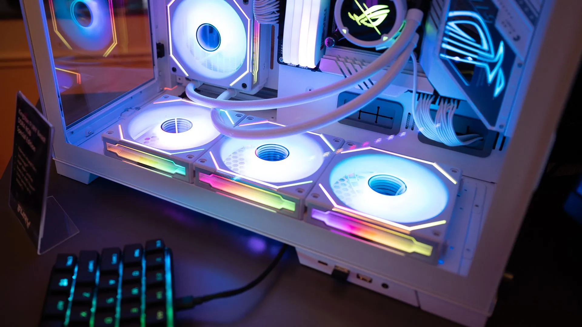 Quạt RGB bên trong một PC gaming