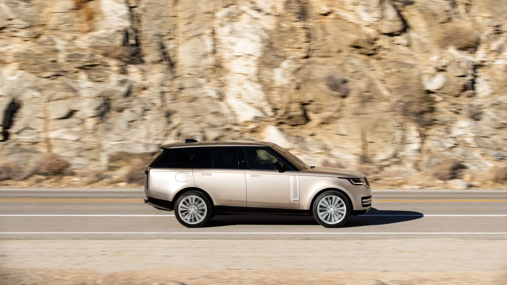Range Rover P550e Autobiography 2025 màu vàng sang trọng trên đường
