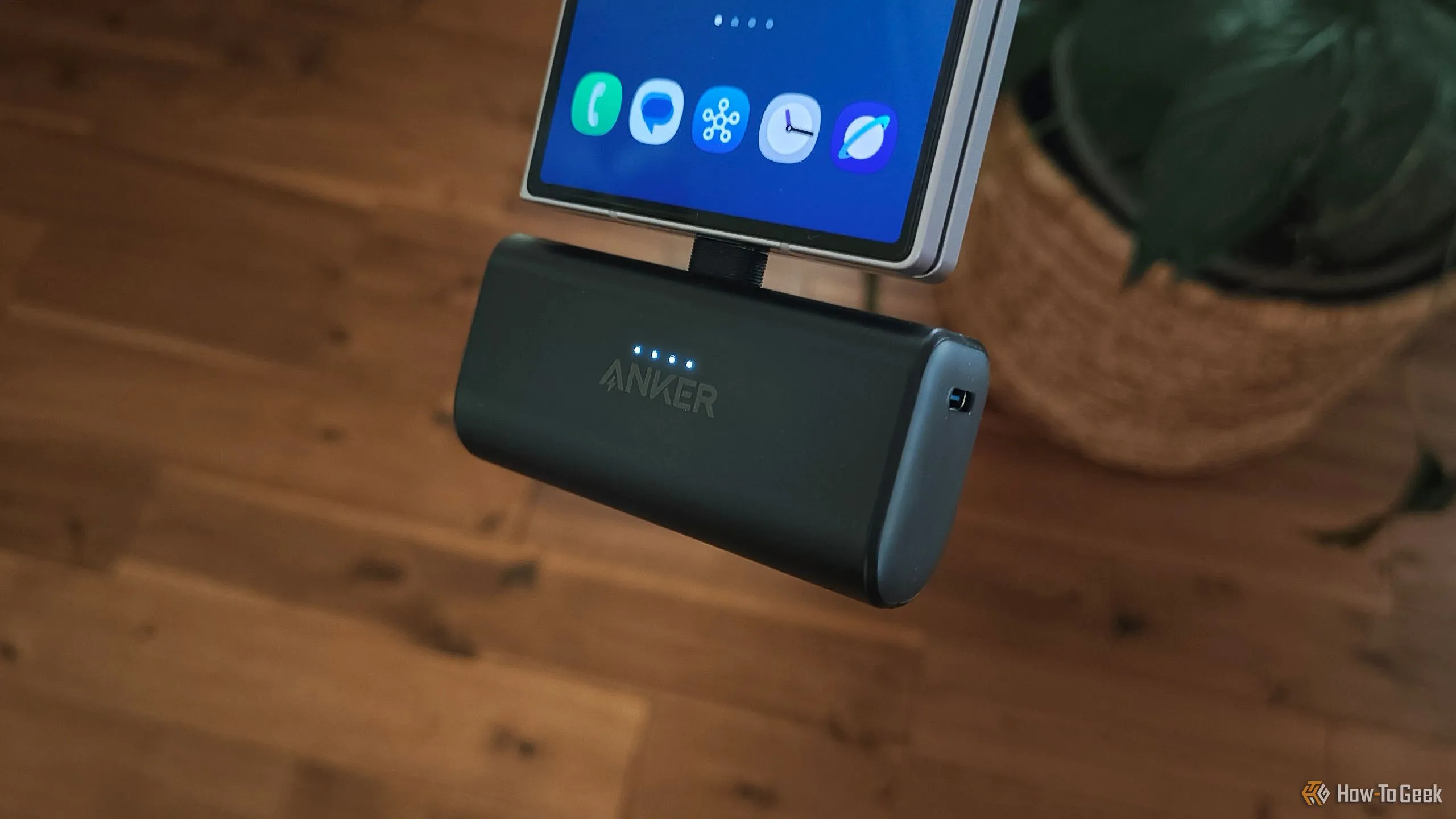 Sạc dự phòng Anker Nano 5000mAh nhỏ gọn đang sạc cho điện thoại Galaxy Z Fold 6, minh họa tính di động cao khi sử dụng trong nhà.