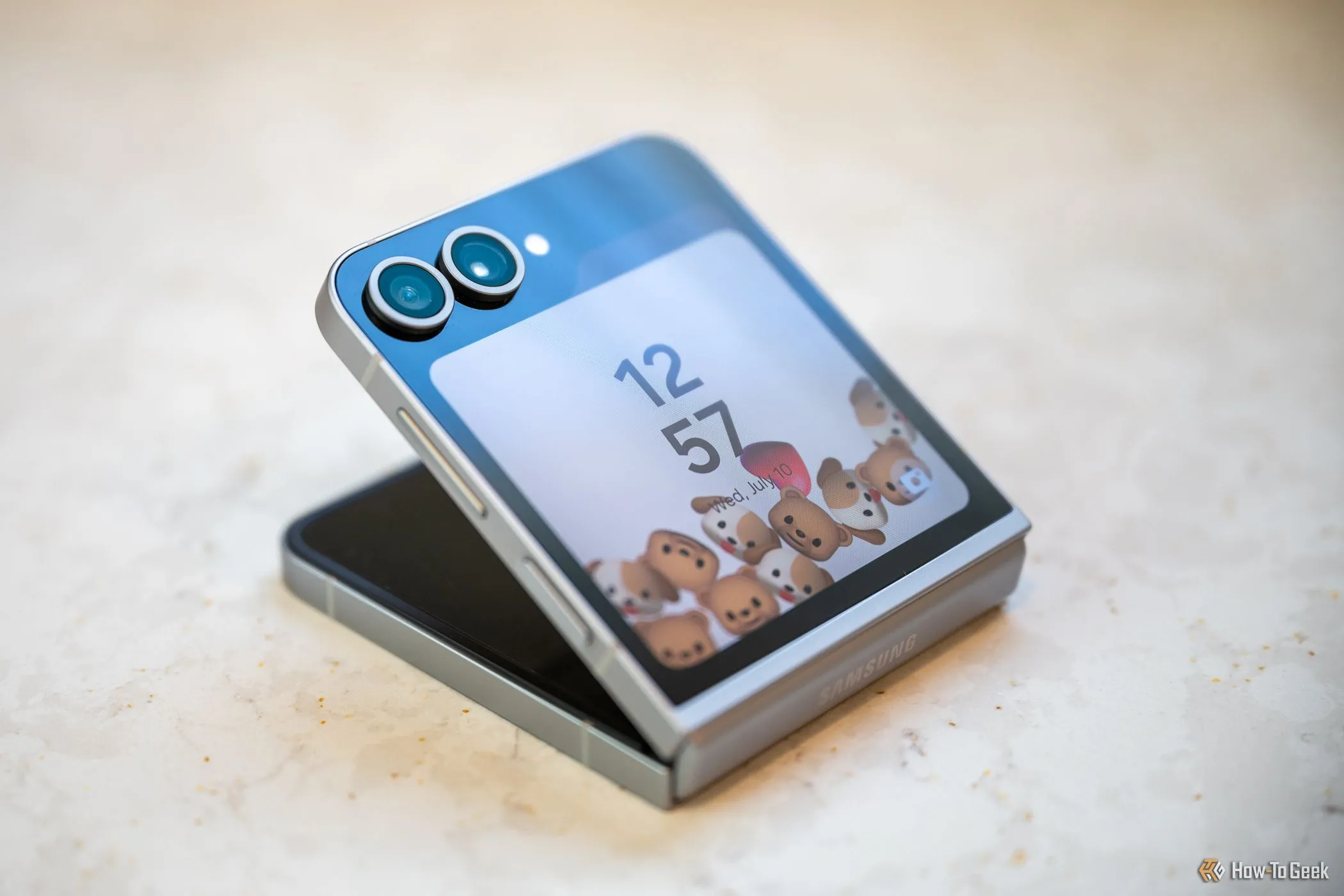 Samsung Galaxy Z Flip 6 gập một nửa hiển thị màn hình khóa
