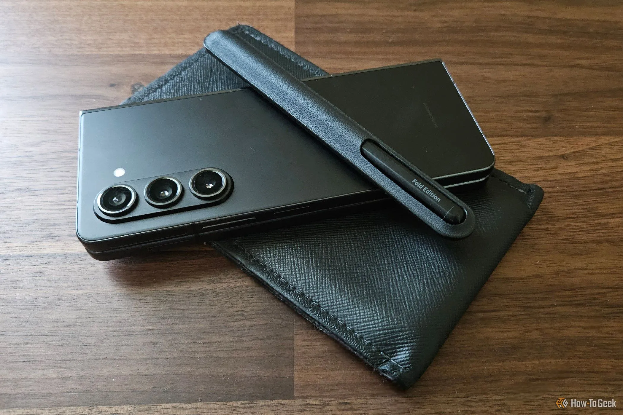 Samsung Galaxy Z Fold 5 với ốp lưng có túi đựng bút S Pen lớn, thể hiện tính tiện lợi khi mang theo