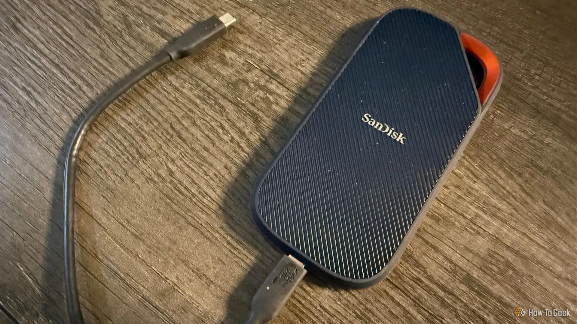 SanDisk Extreme PRO Portable USB4 SSD và cáp USB-C đi kèm