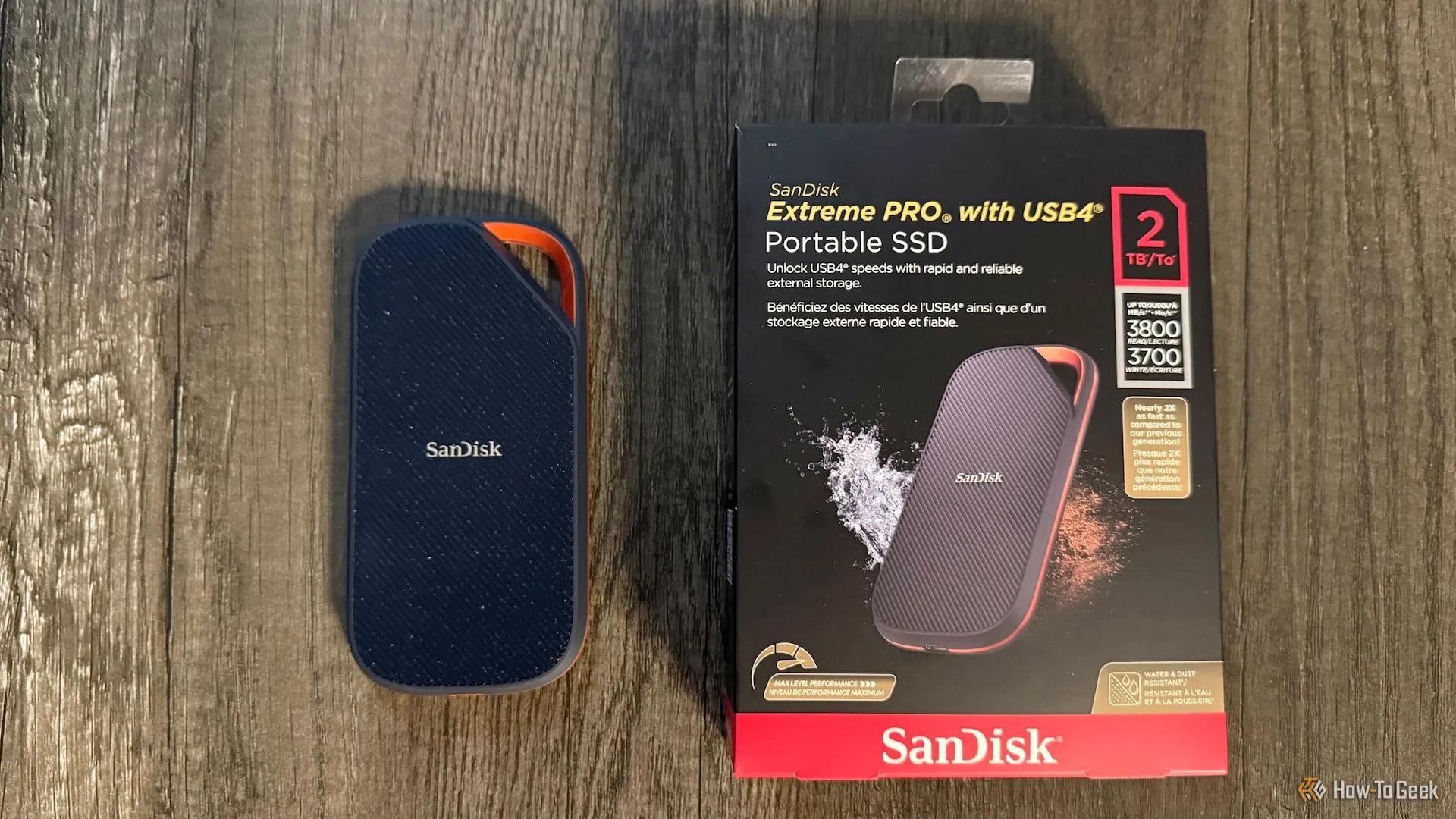SanDisk Extreme PRO Portable USB4 SSD và hộp sản phẩm đặt trên bàn