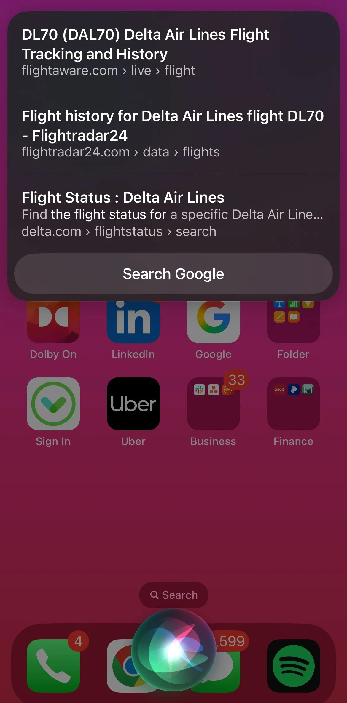 Siri hiển thị kết quả tra cứu trạng thái chuyến bay, bao gồm thời gian khởi hành và đến, trên iPhone