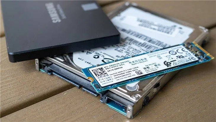 So sánh kích thước và giao diện của các loại ổ cứng NVMe SSD, SATA SSD và HDD