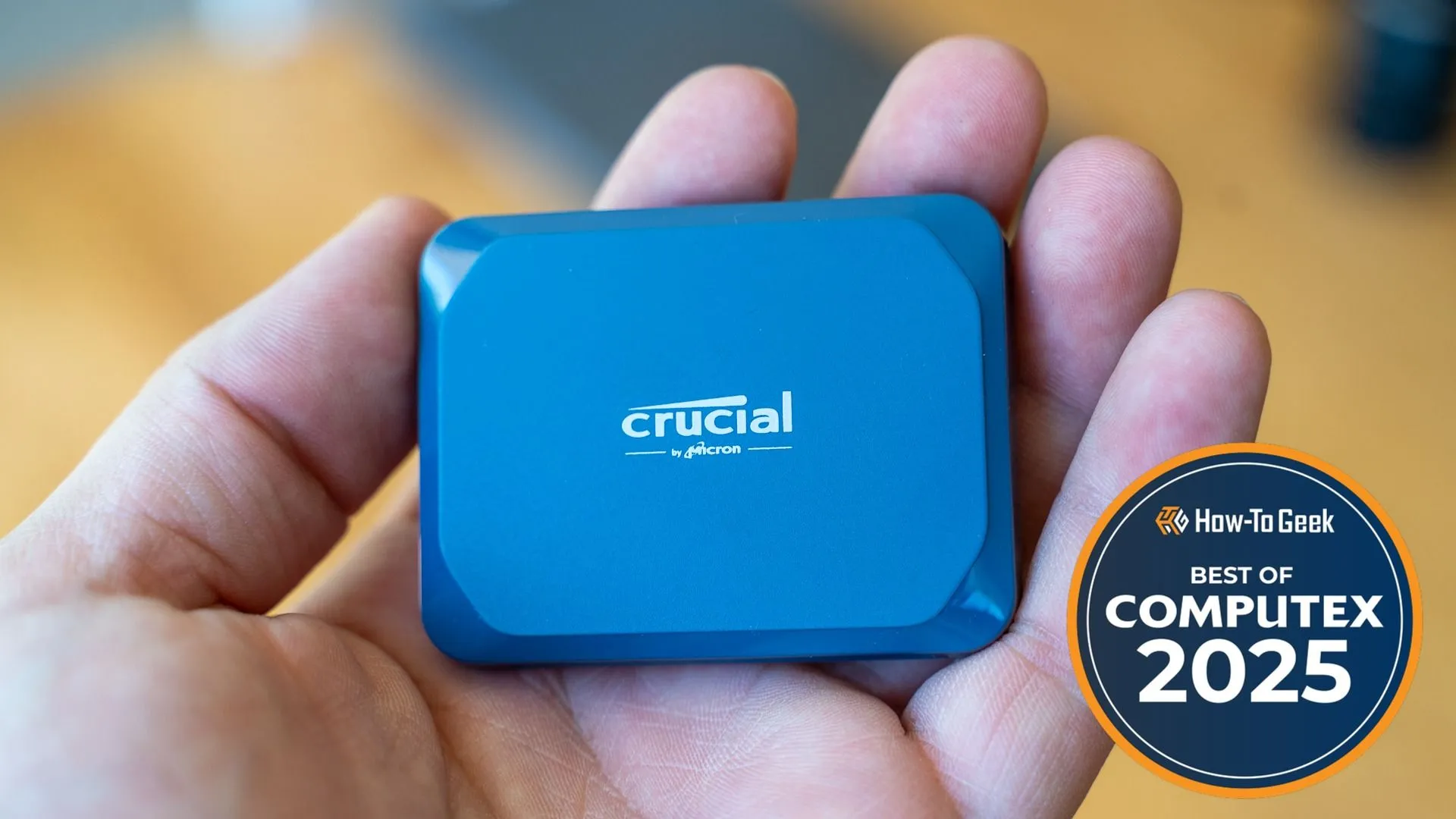 SSD di động Crucial X10 cầm trong tay, nhấn mạnh tính di động và nhỏ gọn của thiết bị lưu trữ hiệu suất cao.