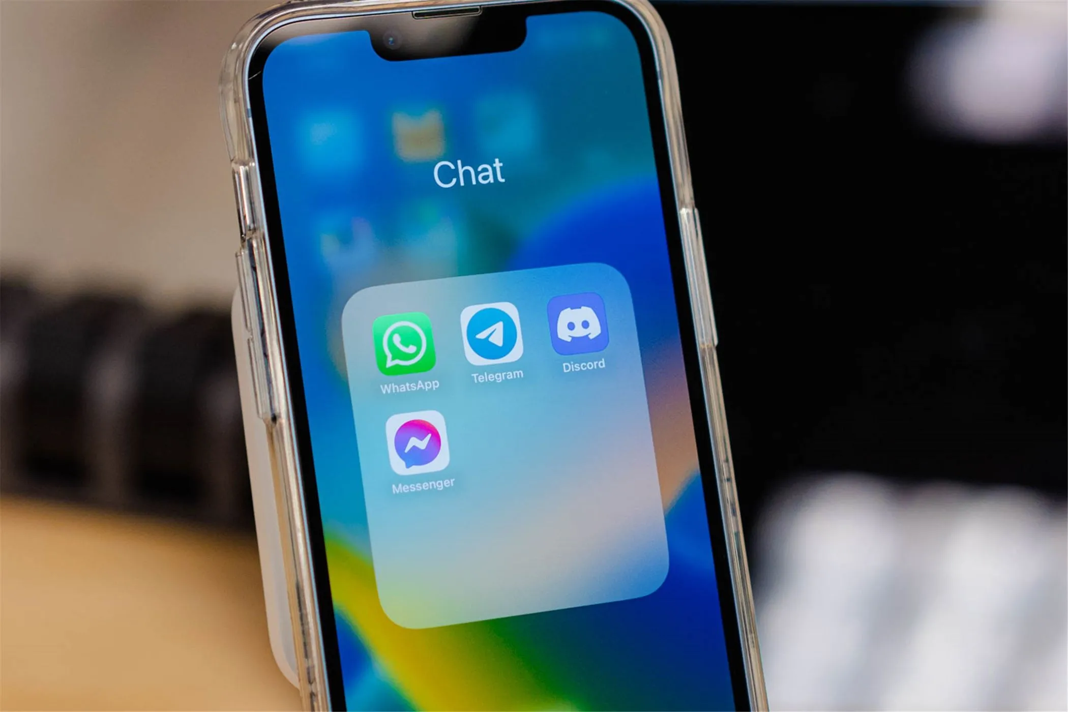 Sử dụng ứng dụng nhắn tin như WhatsApp để duy trì liên lạc qua nhóm chat, thay thế mạng xã hội.