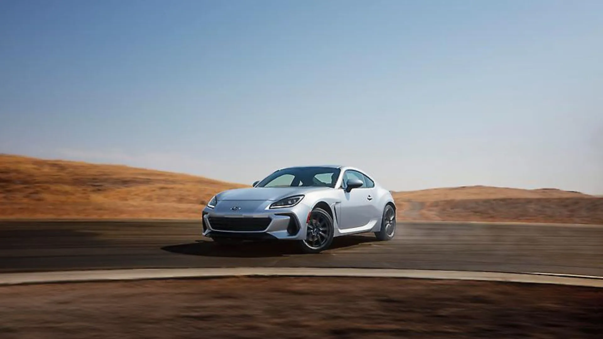 Subaru BRZ 2024 màu bạc đang drift trên đường đua, cho thấy khả năng xử lý linh hoạt và thú vị của xe