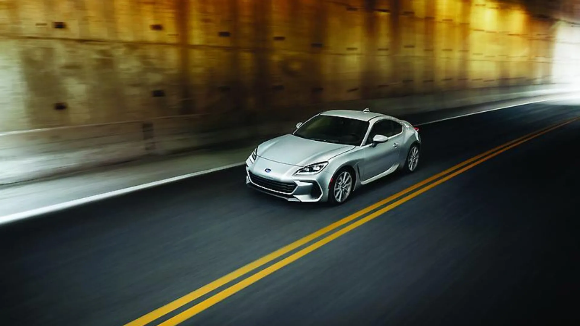 Subaru BRZ 2024 màu bạc lướt qua dưới gầm cầu, thể hiện sự linh hoạt và tính thể thao trong môi trường đô thị