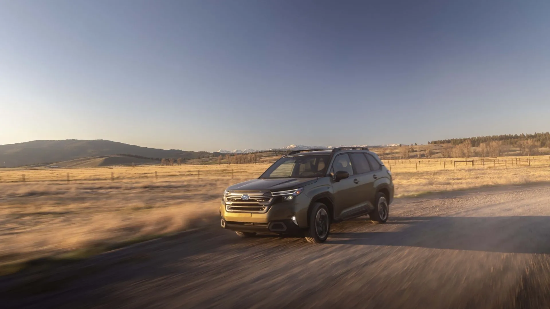 Subaru Forester Hybrid 2025 màu xanh đậm, góc 3/4 phía trước, đang di chuyển