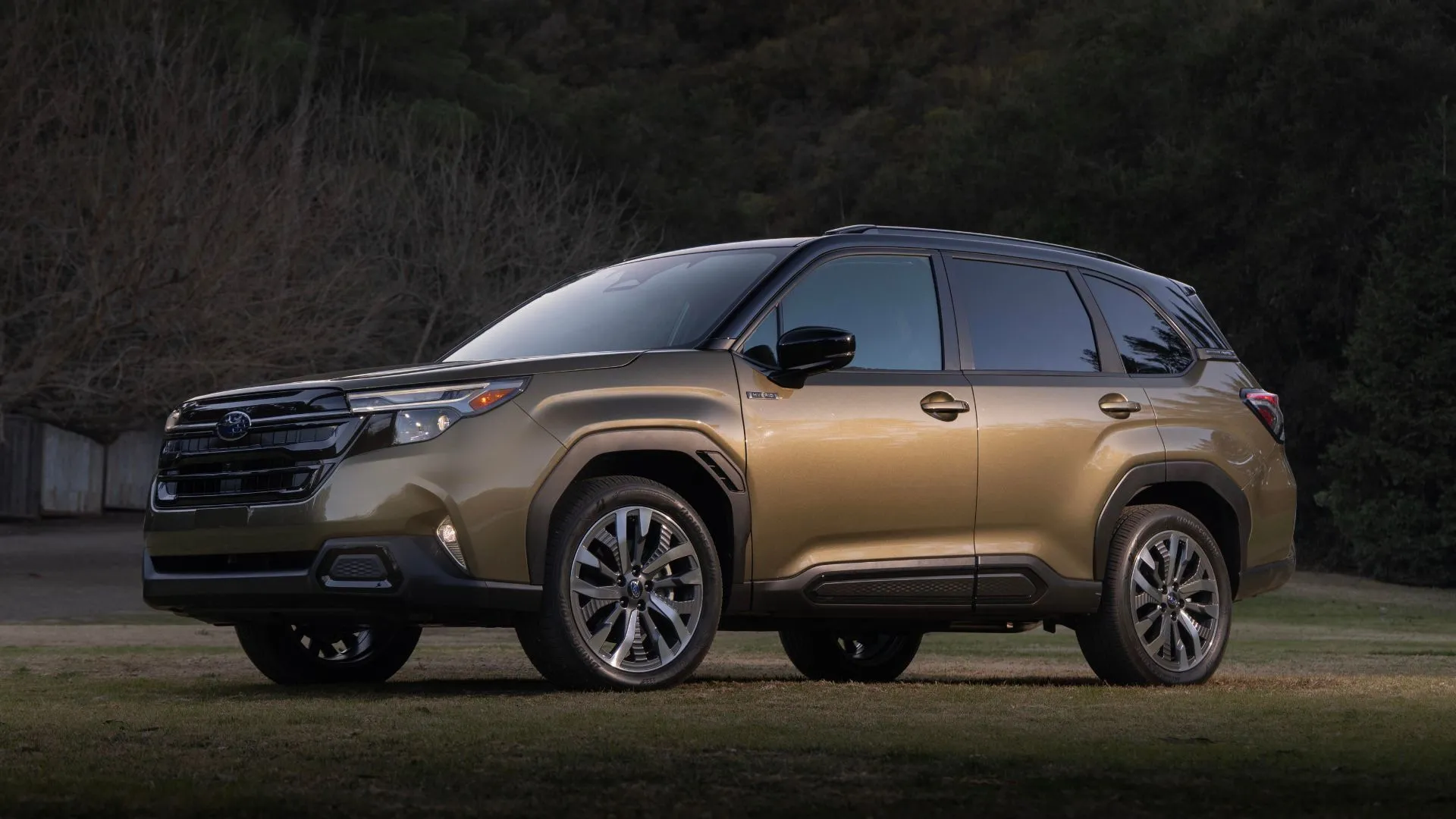 Subaru Forester Hybrid 2025 màu xanh lá, chụp góc 3/4 phía trước