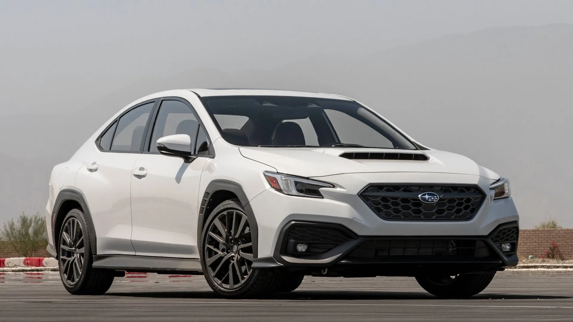 Subaru WRX 2022 màu xanh nổi bật, với góc nhìn 3/4 phía trước, khoe vẻ ngoài hầm hố và động lực học, biểu tượng của dòng sedan thể thao AWD.