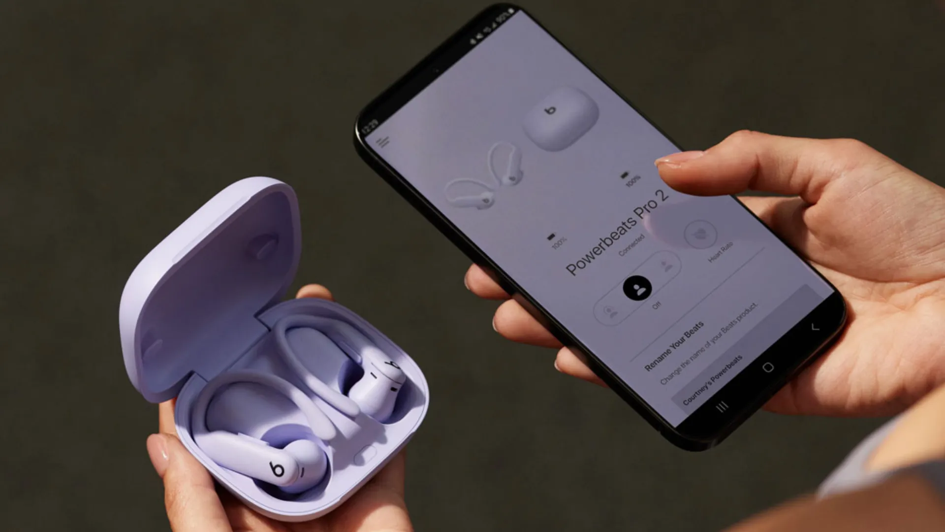 Tai nghe Powerbeats Pro 2 đặt cạnh một điện thoại Android, minh họa khả năng tương thích.
