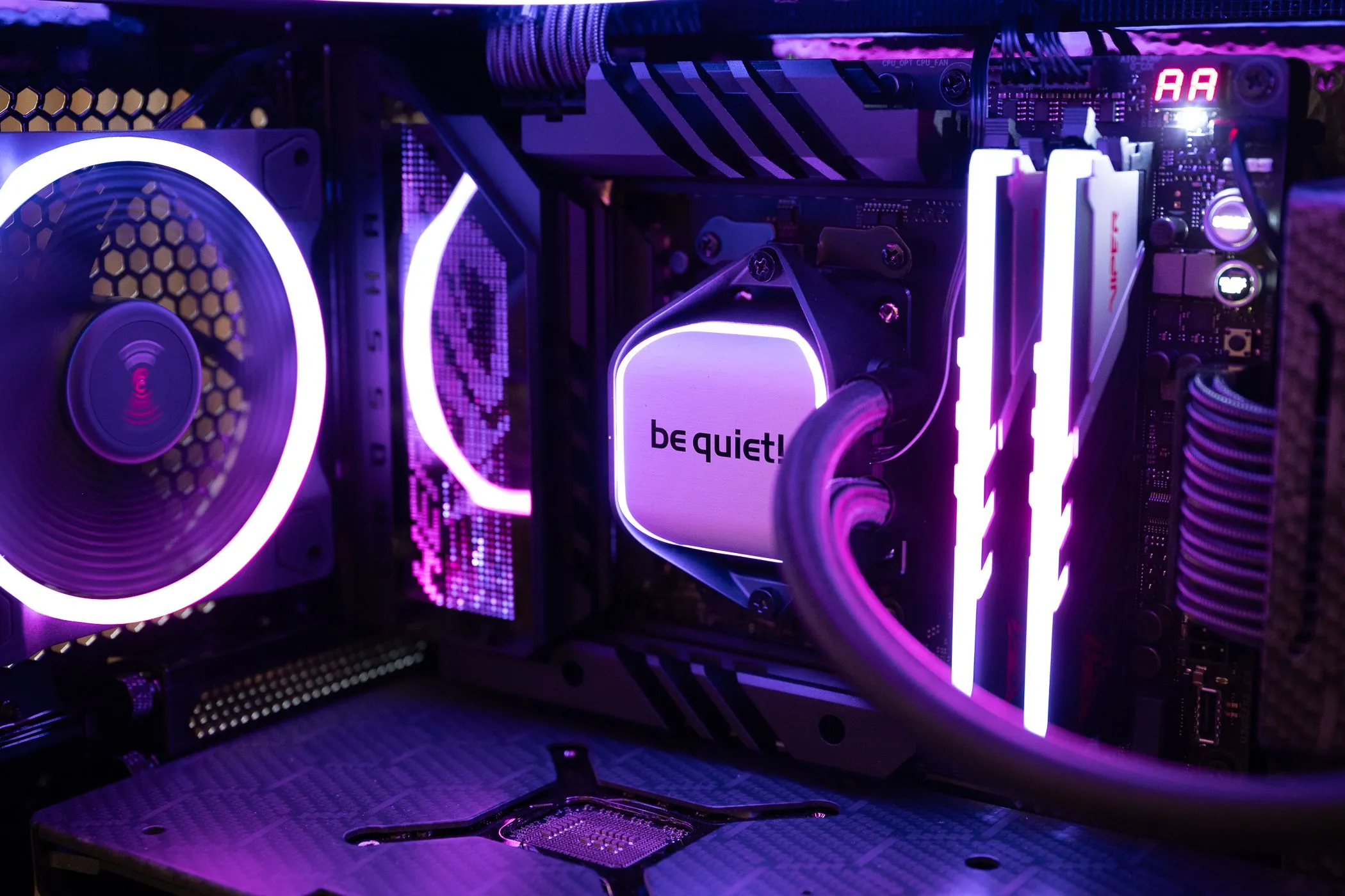 Tản nhiệt CPU Be Quiet với RAM RGB và quạt PC bên trong máy tính gaming
