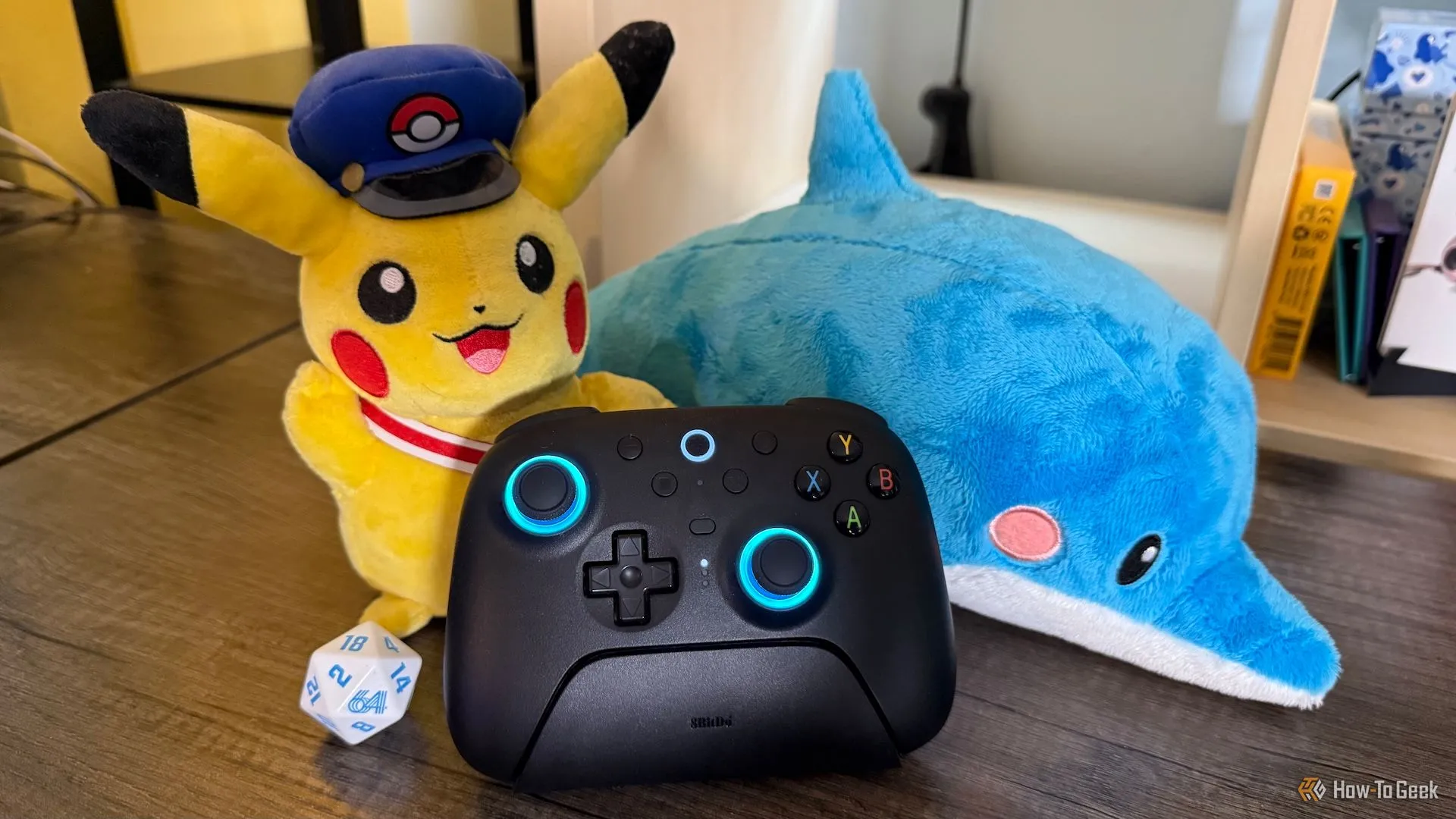 Tay cầm 8BitDo Ultimate 2 Wireless đặt trên dock sạc, minh họa sự tiện lợi và thiết kế phù hợp với góc chơi game.