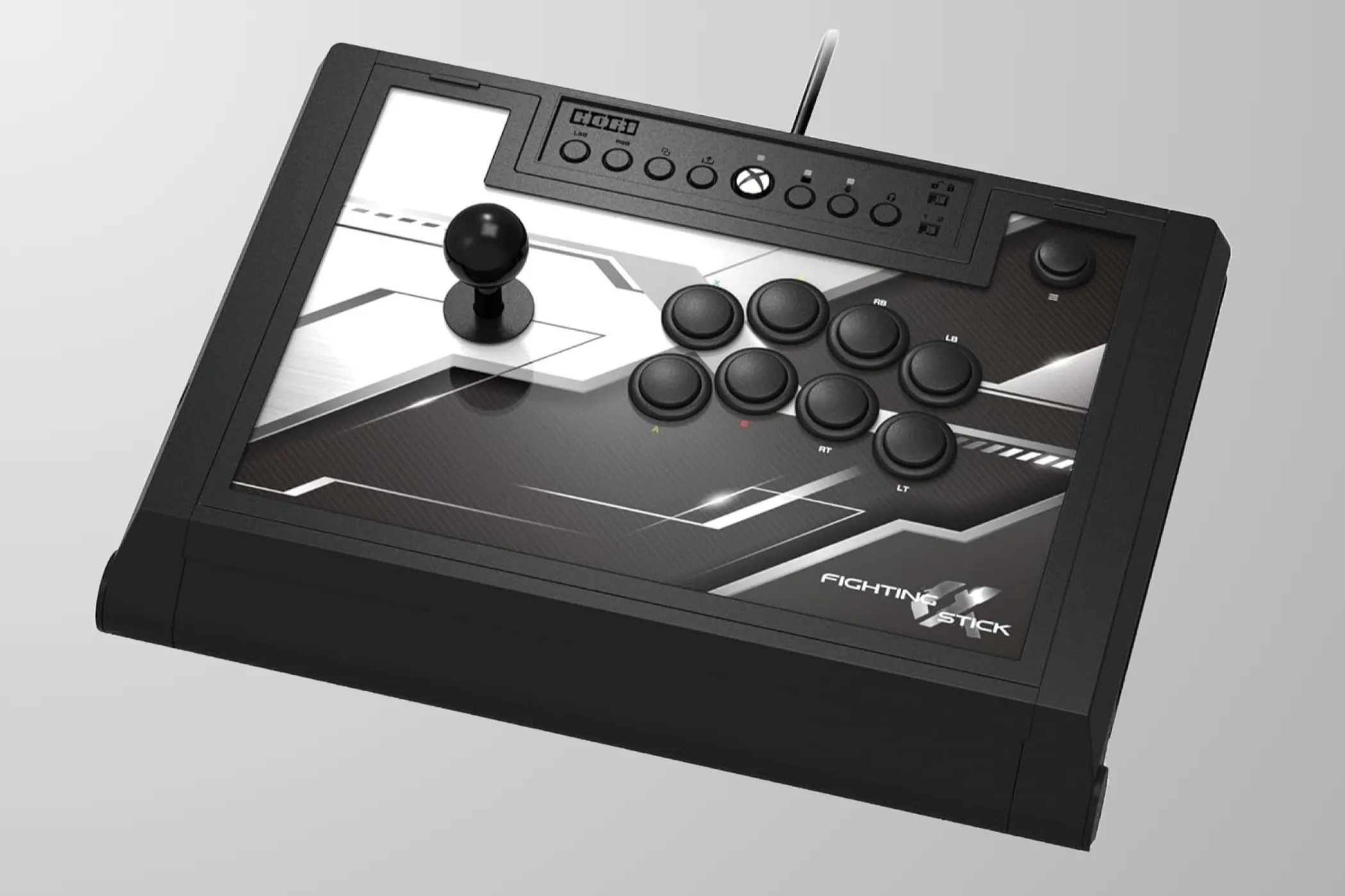 Tay cầm chơi game arcade HORI Fighting Stick Alpha màu đen, đặt trên bề mặt phản chiếu