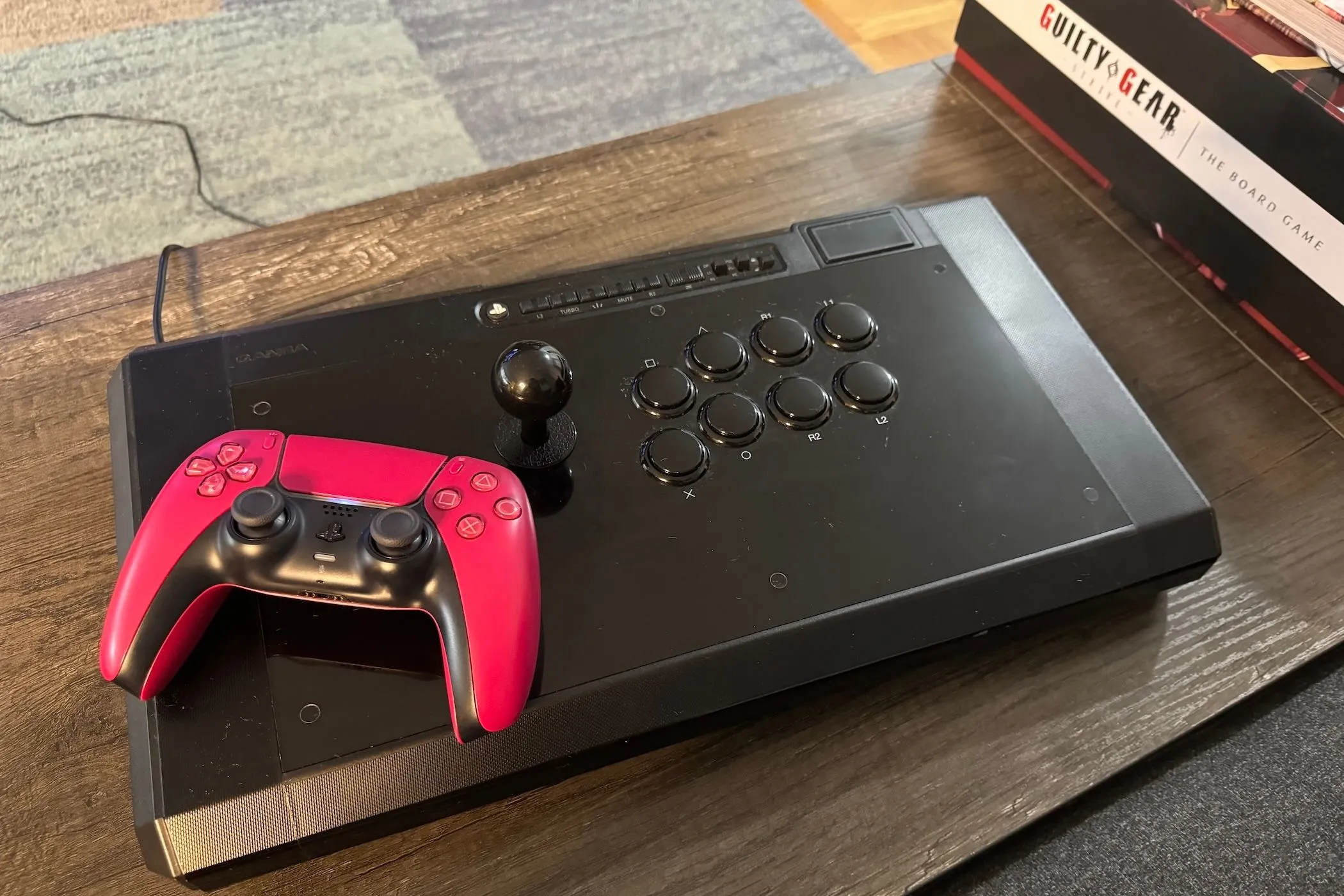 Tay cầm DualSense trên một tay cầm chơi game đối kháng (fight stick)